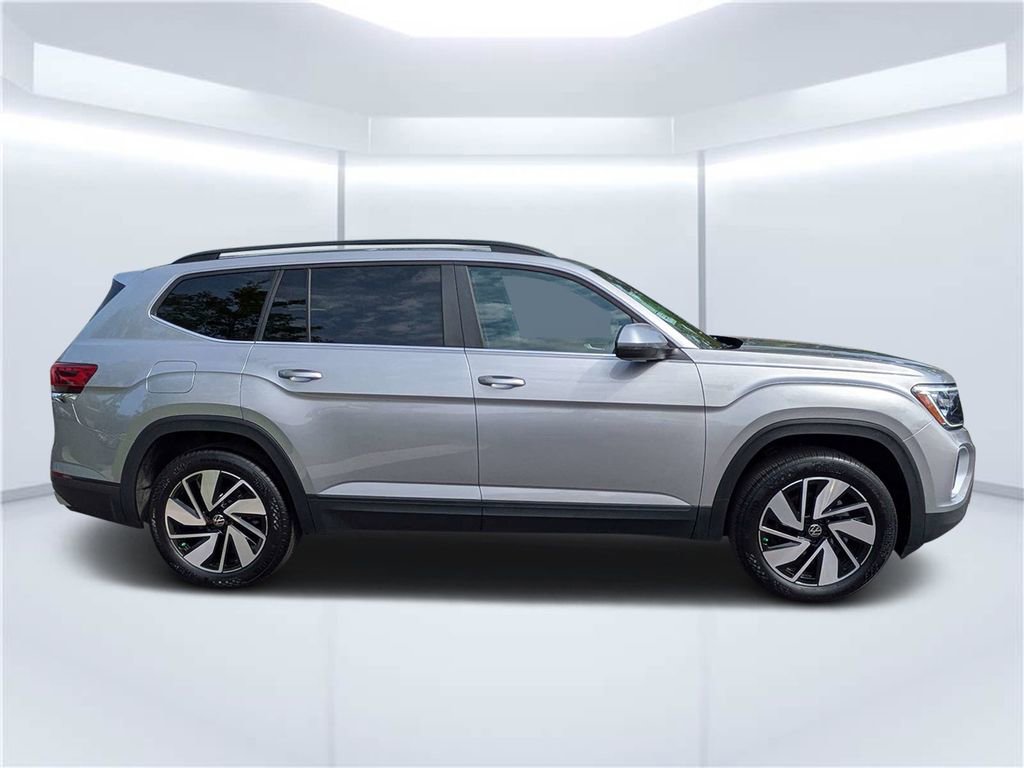 Used 2025 Volkswagen Atlas SE FWD image 2