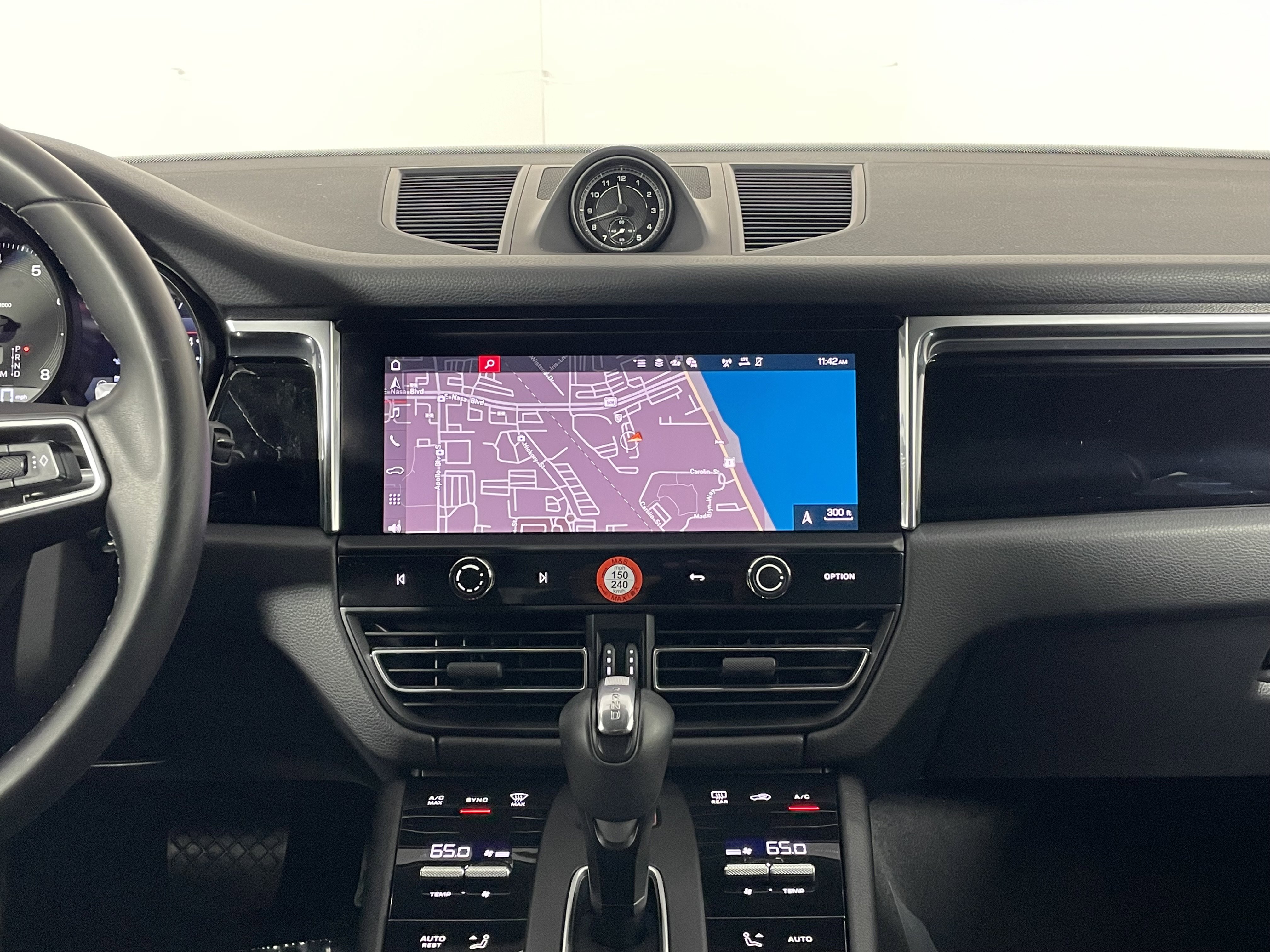 Used 2025 Porsche Macan image 19