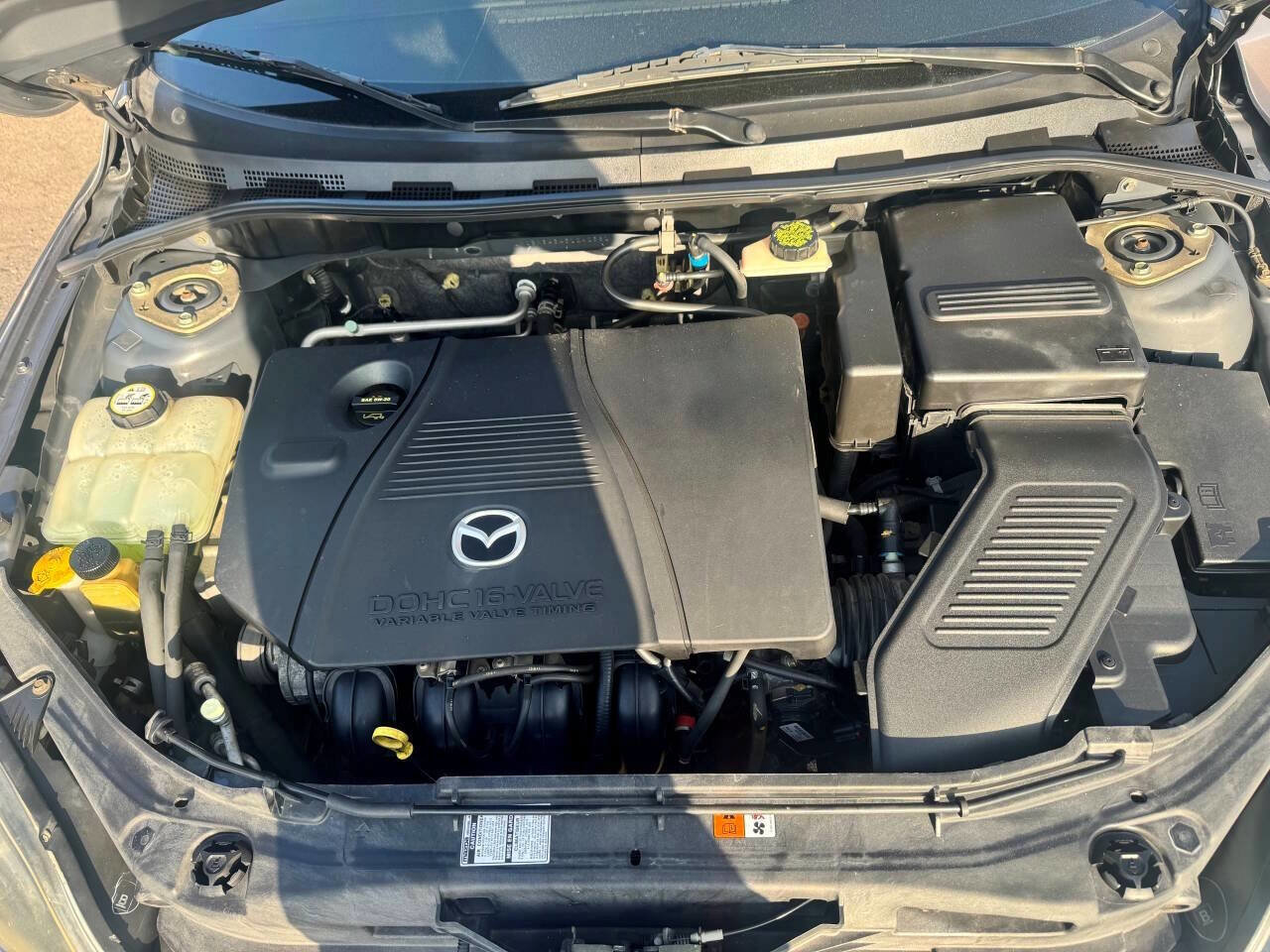 Used 2005 MAZDA MAZDA3 s w/ Moonroof & 6-CD Pkg image 8