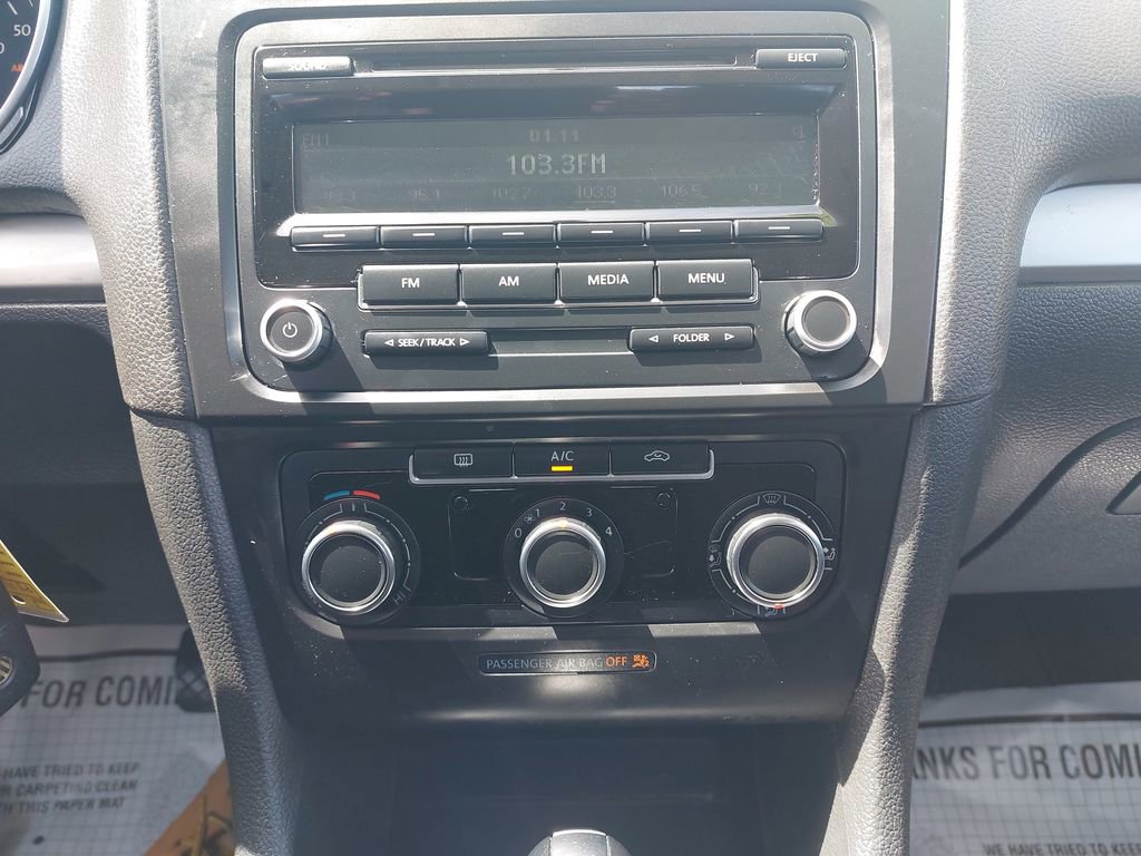 Used 2013 Volkswagen Golf 4-Door FWD image 19