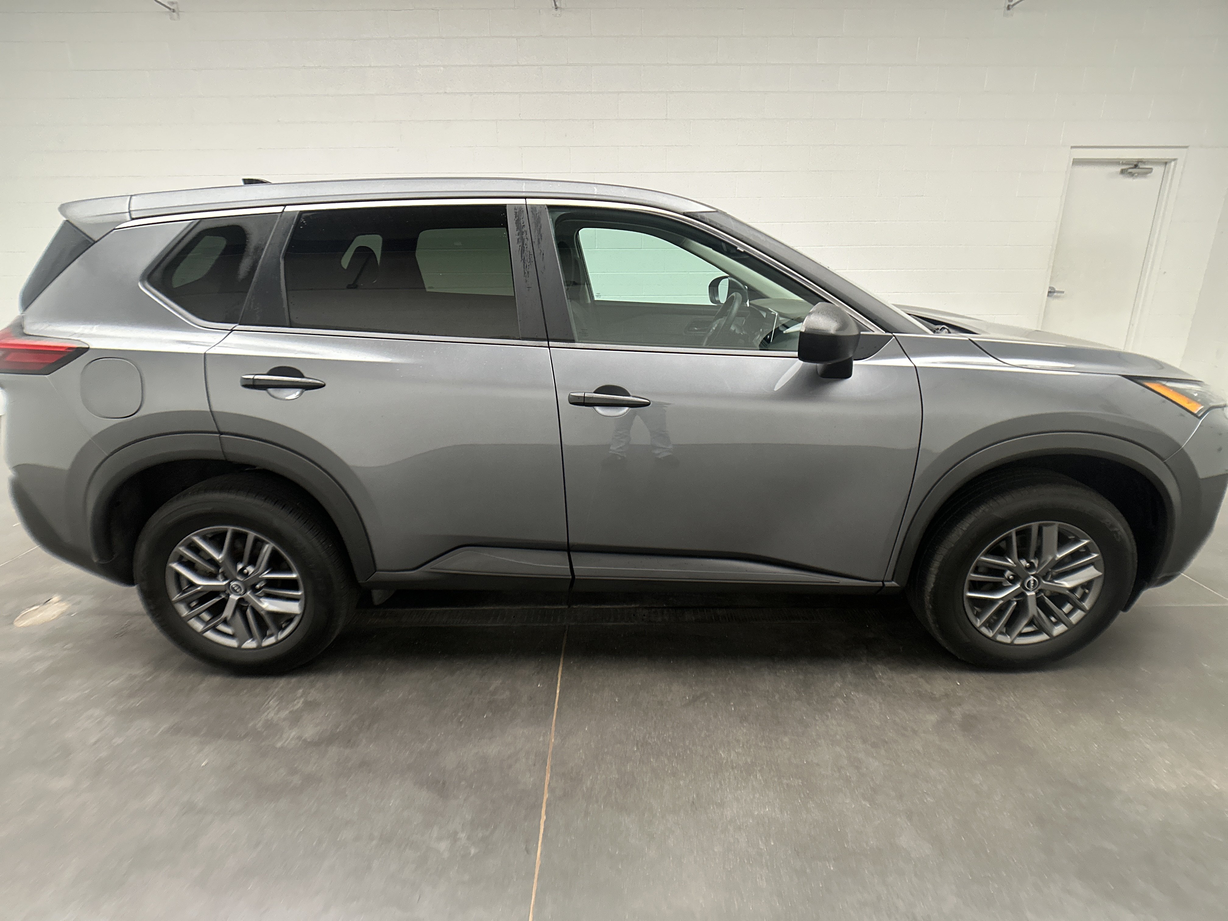 Used 2023 Nissan Rogue S AWD/4WD image 10