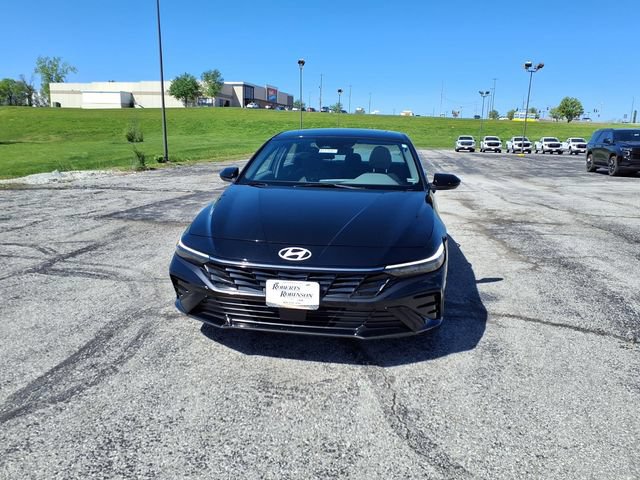 Used 2025 Hyundai Elantra SEL FWD image 39