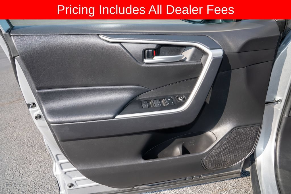 Used 2025 Toyota RAV4 XLE FWD image 11