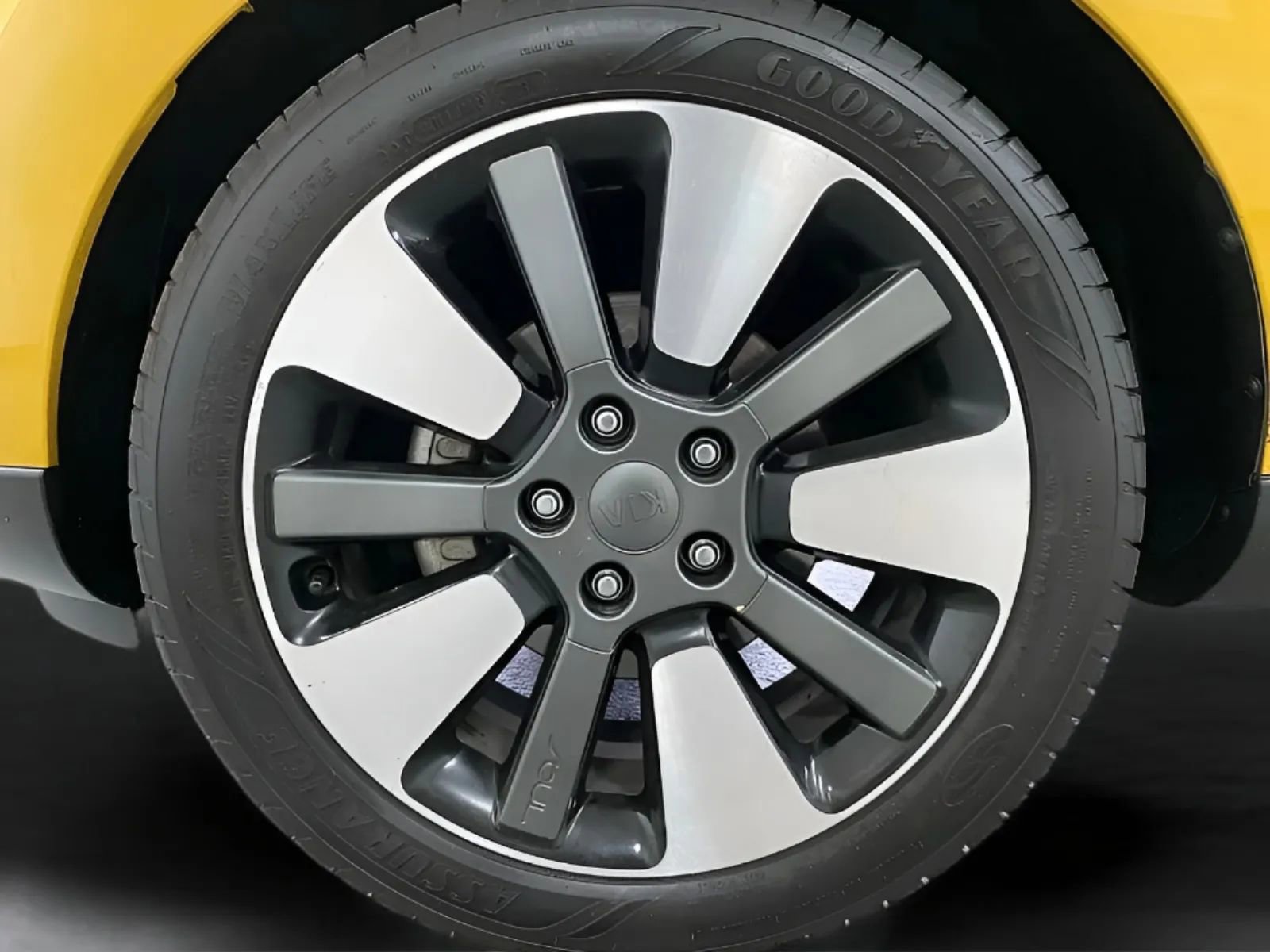 Used 2015 Kia Soul ! FWD image 25