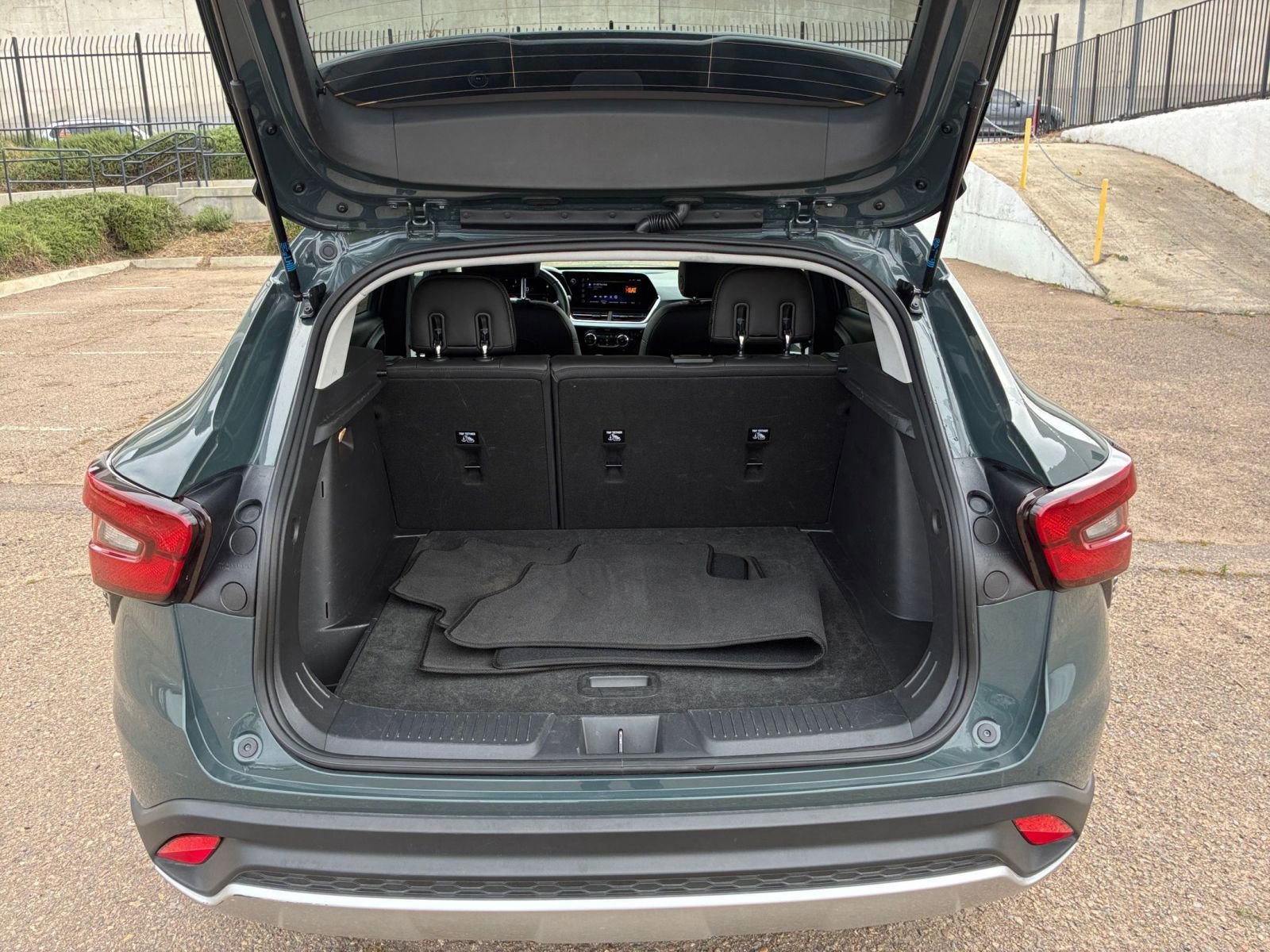 Used 2025 Chevrolet Trax LT w/ LT Convenience Package FWD image 30