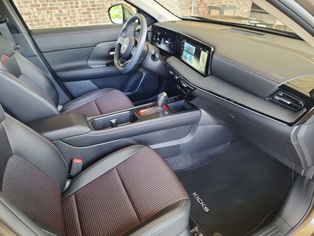 Used 2025 Nissan Kicks SR AWD/4WD image 12