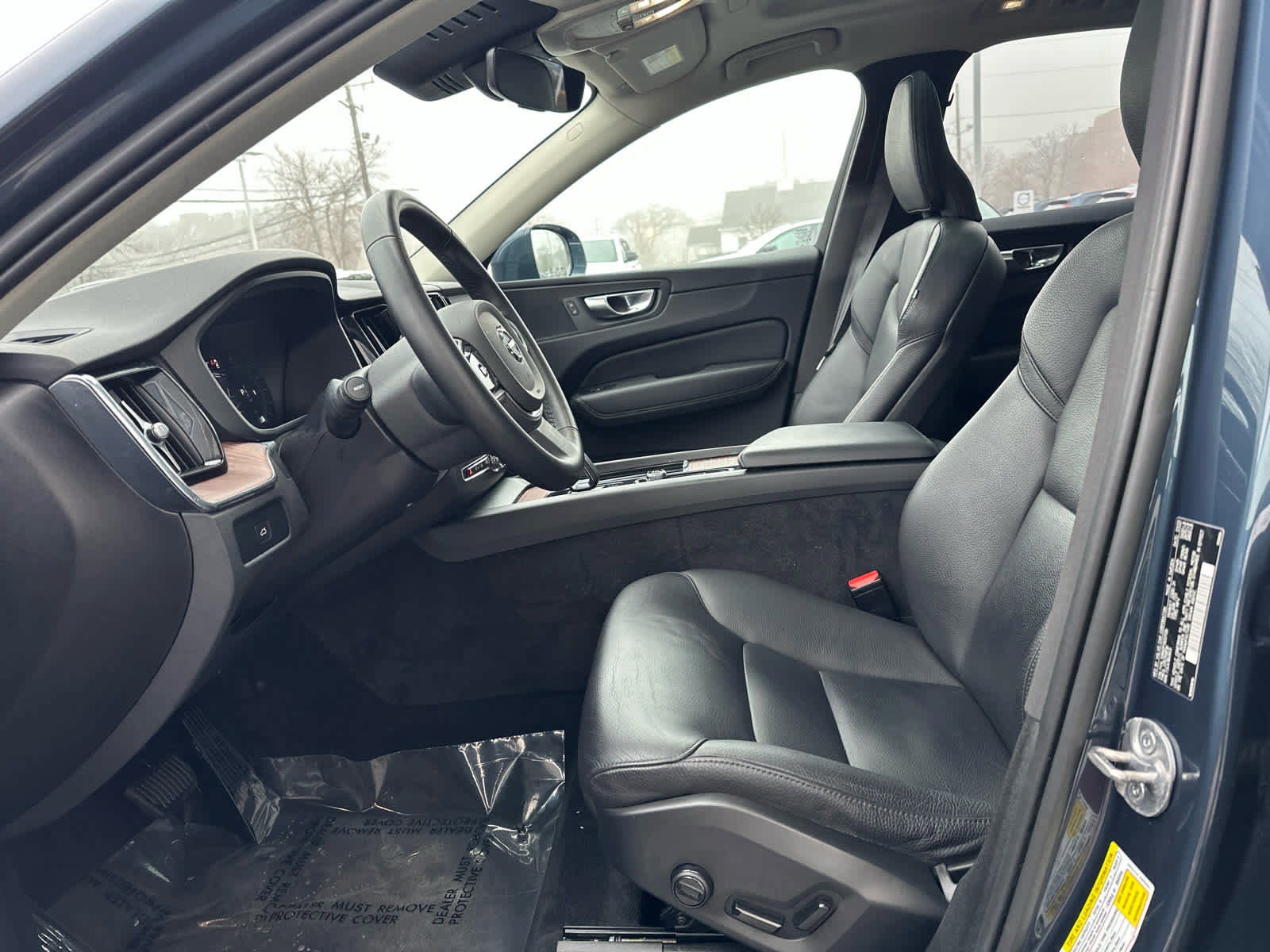 Used 2023 Volvo XC60 B5 Plus image 15