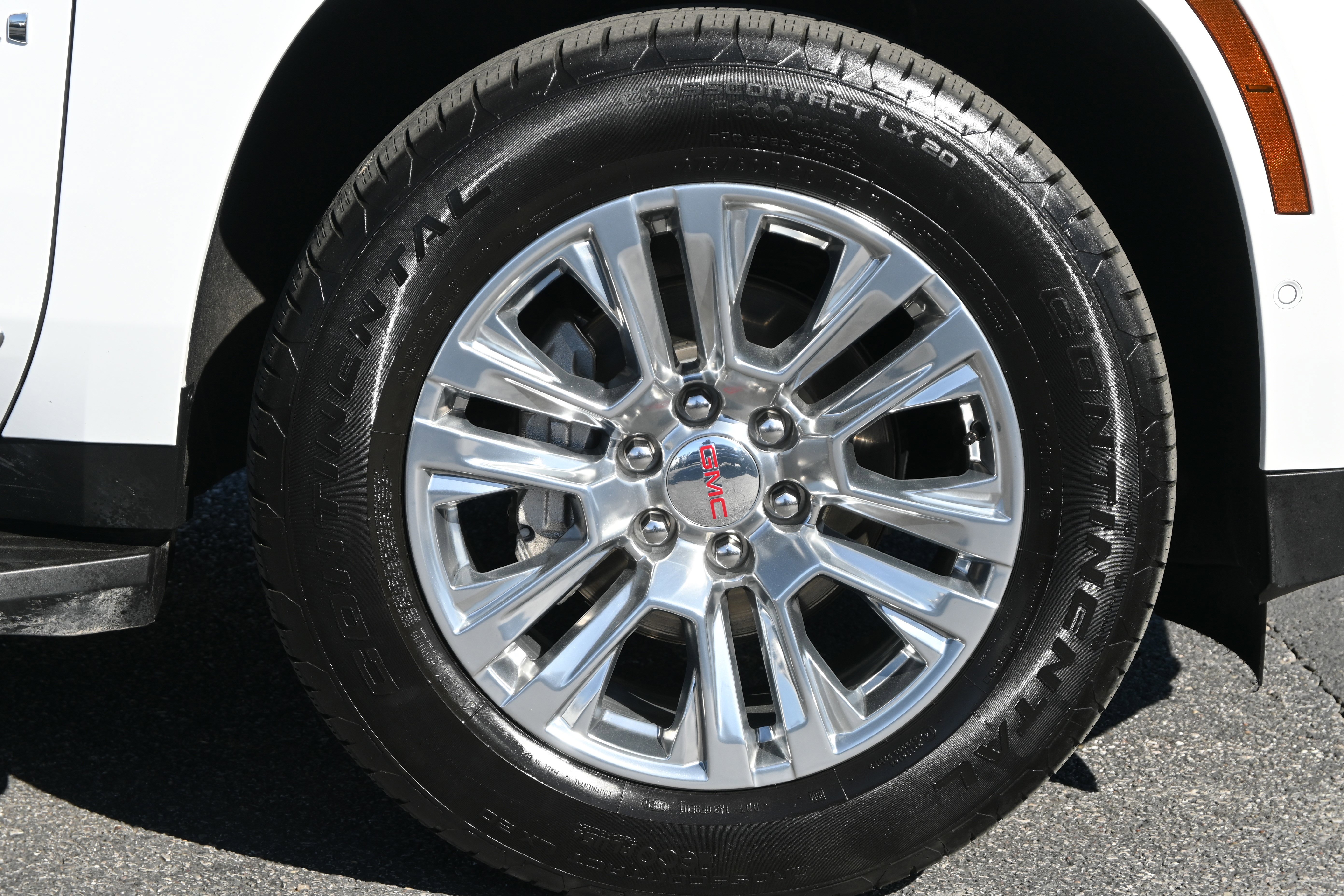 Used 2025 GMC Yukon Denali AWD/4WD image 13