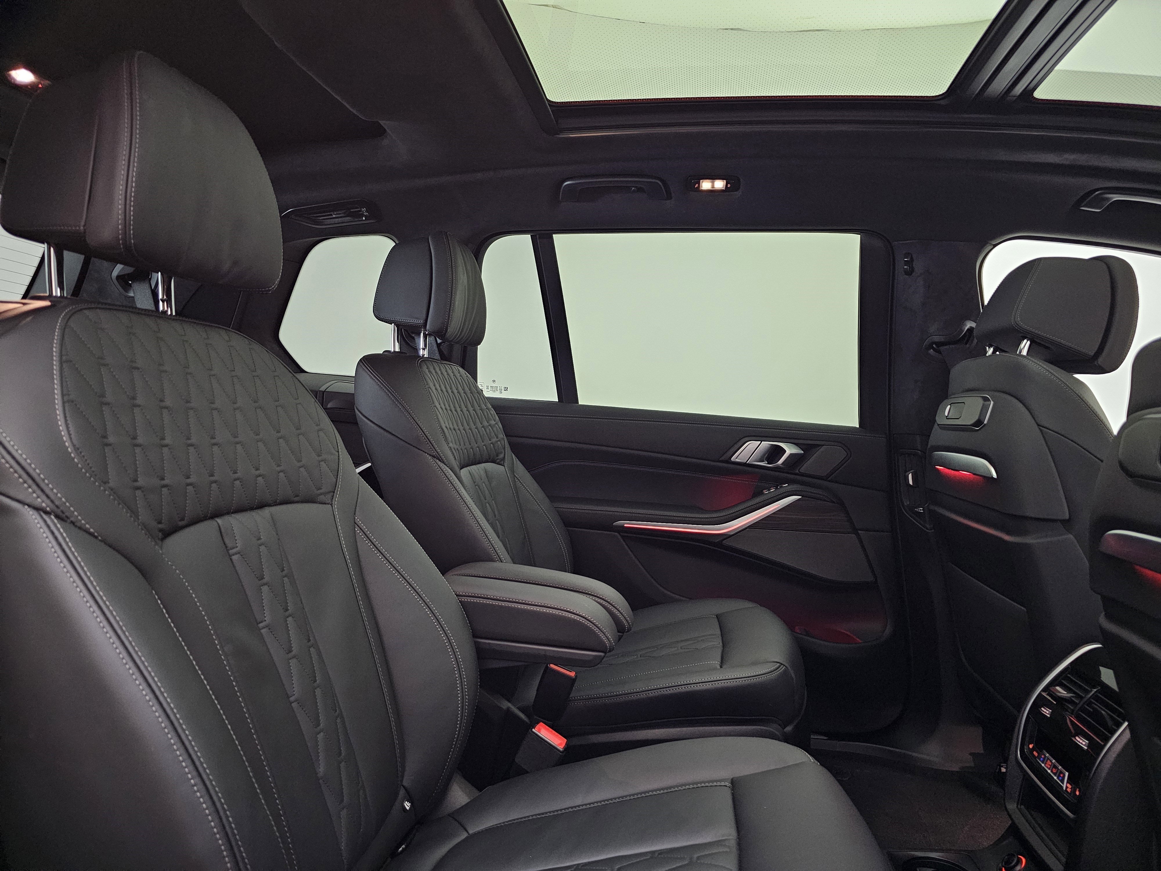 Used 2025 BMW X7 M60i image 33