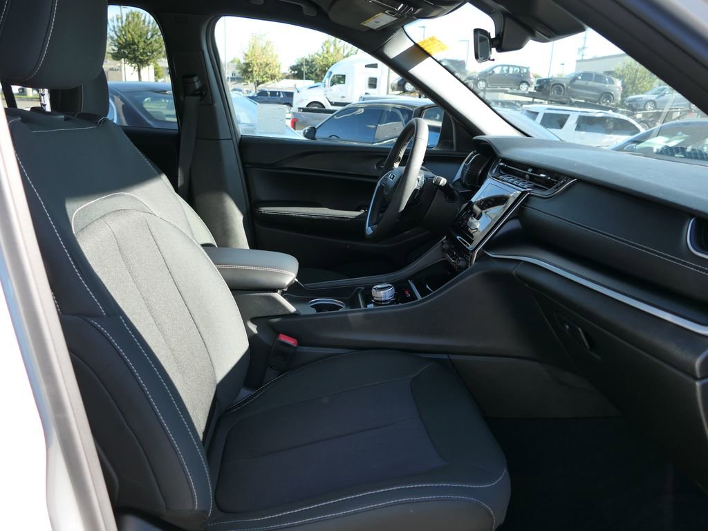 Used 2025 Jeep Grand Cherokee Laredo image 23