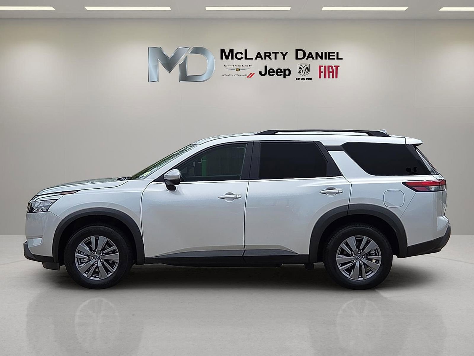 Used 2025 Nissan Pathfinder SV FWD image 3