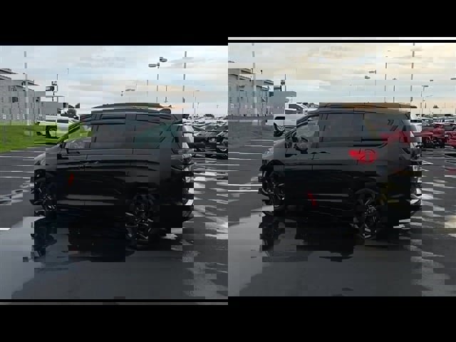 Used 2020 Chrysler Pacifica Touring-L Plus w/ S Appearance Package image 6