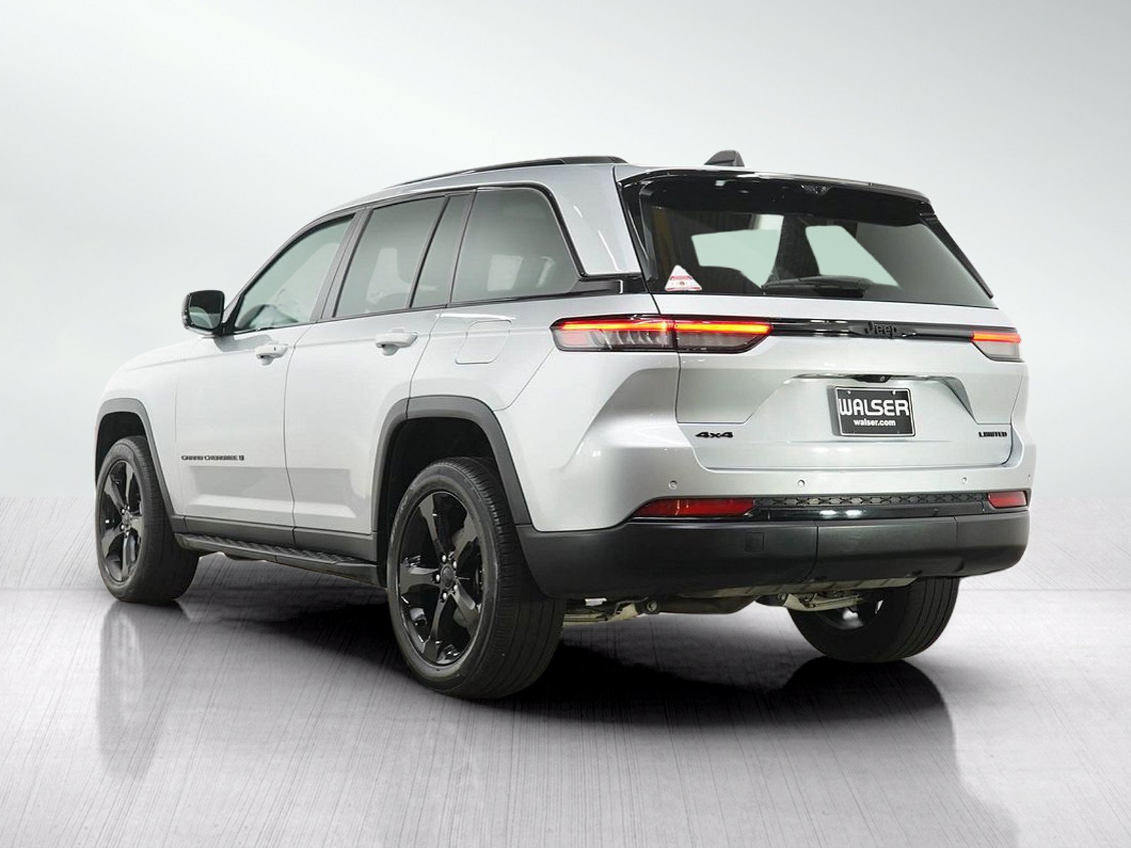 Used 2024 Jeep Grand Cherokee Limited w/ Luxury Tech Group II AWD/4WD image 4