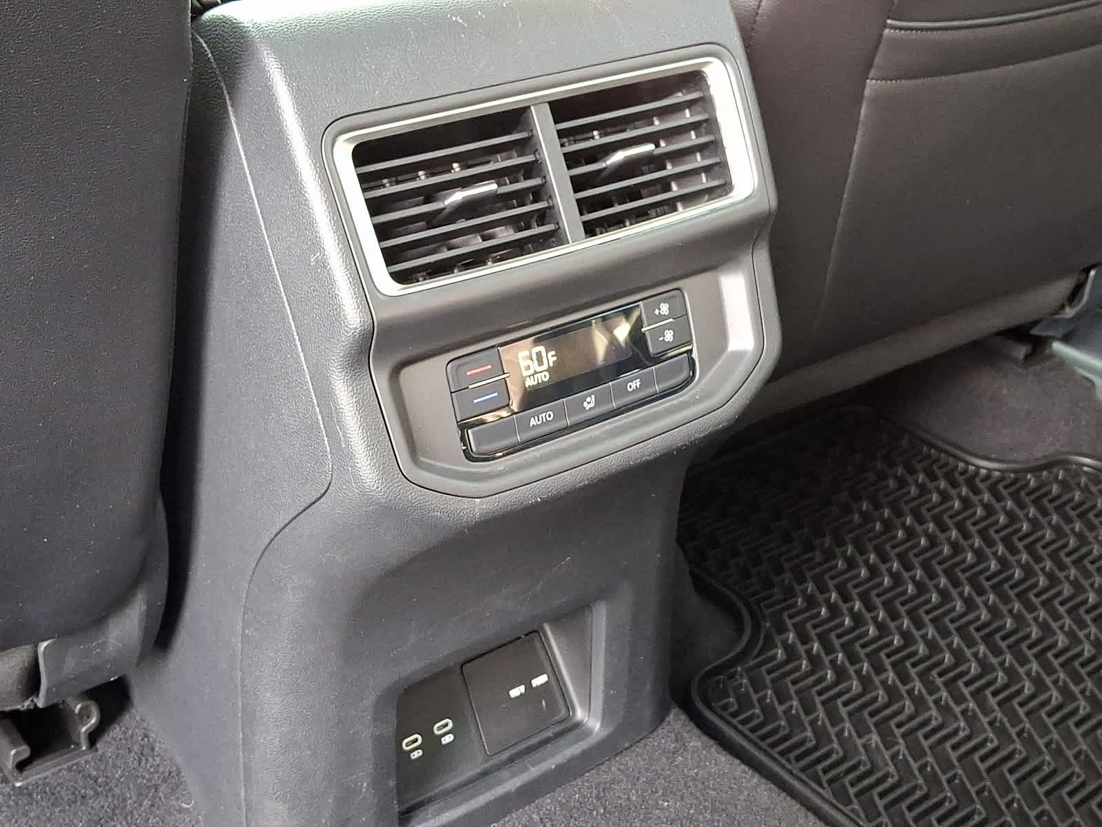 Used 2024 Volkswagen Atlas SE AWD/4WD image 13