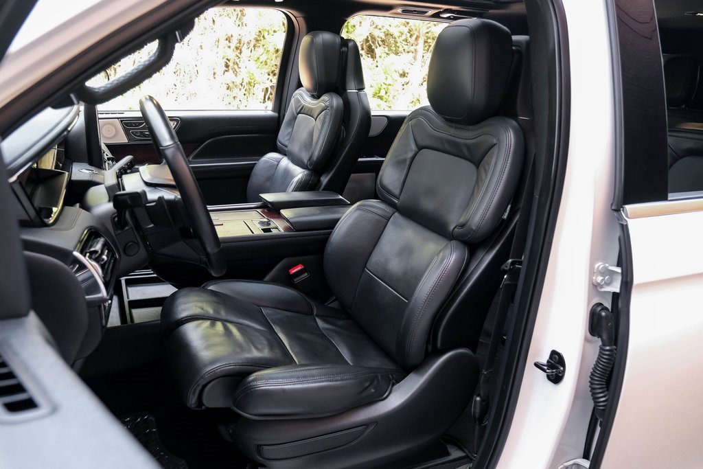 Used 2023 Lincoln Navigator L Reserve image 3