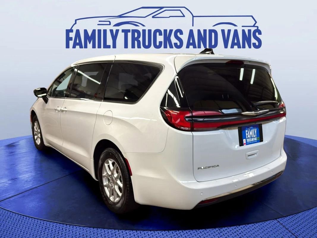 Used 2024 Chrysler Pacifica Touring image 3