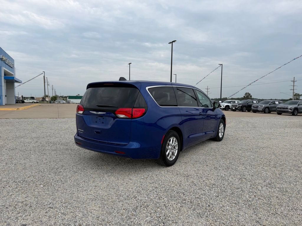 Used 2021 Chrysler Voyager LX FWD image 3