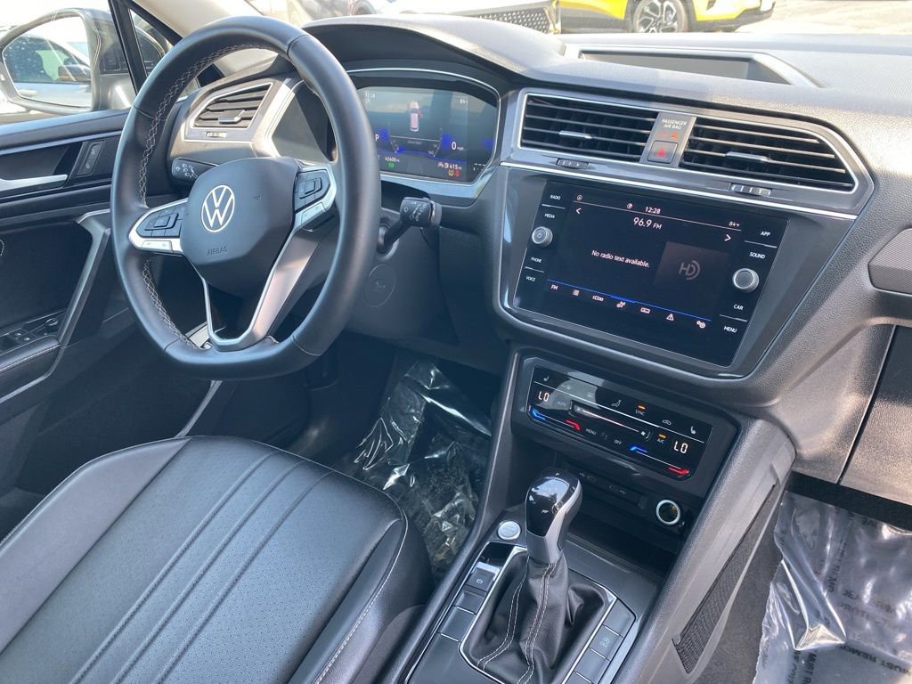 Used 2024 Volkswagen Tiguan SE image 25