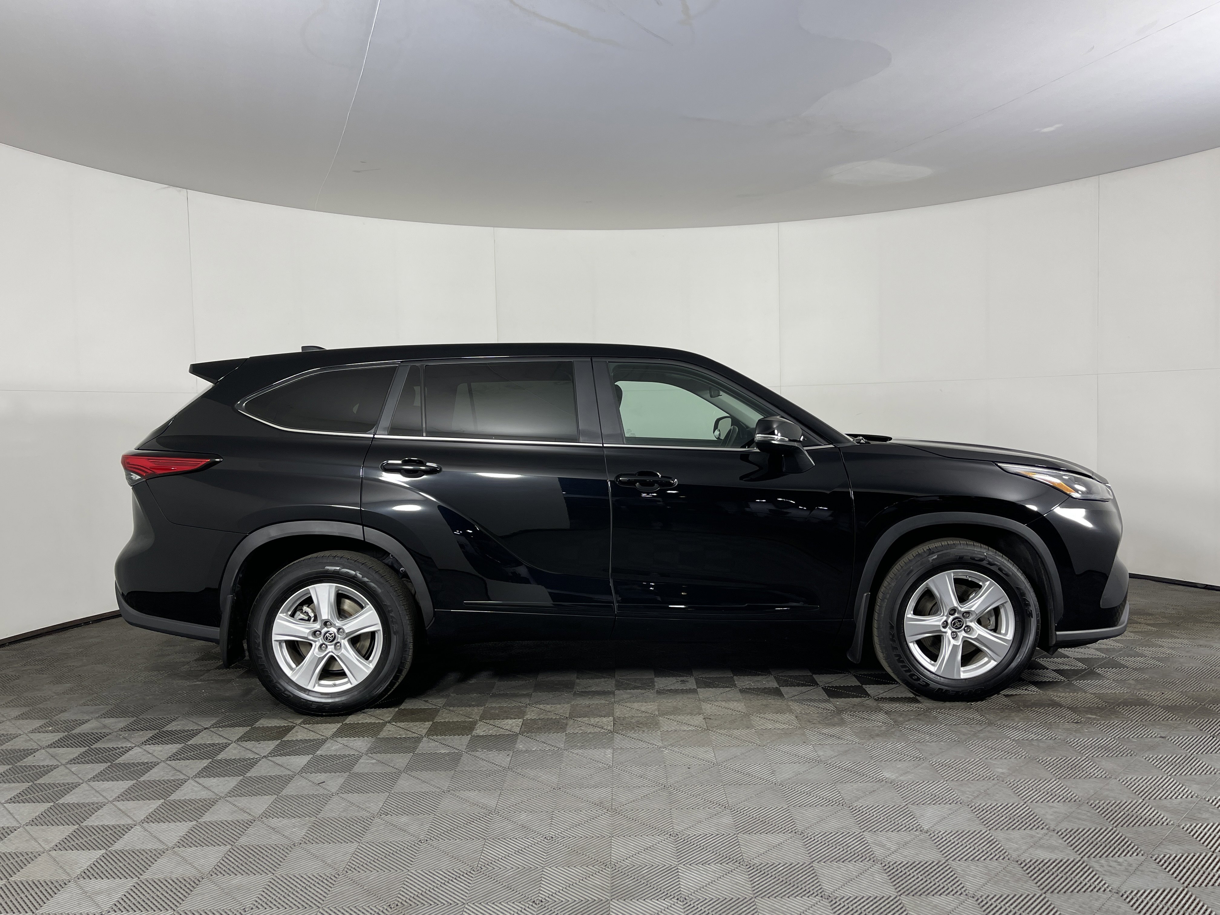 Used 2023 Toyota Highlander LE image 5