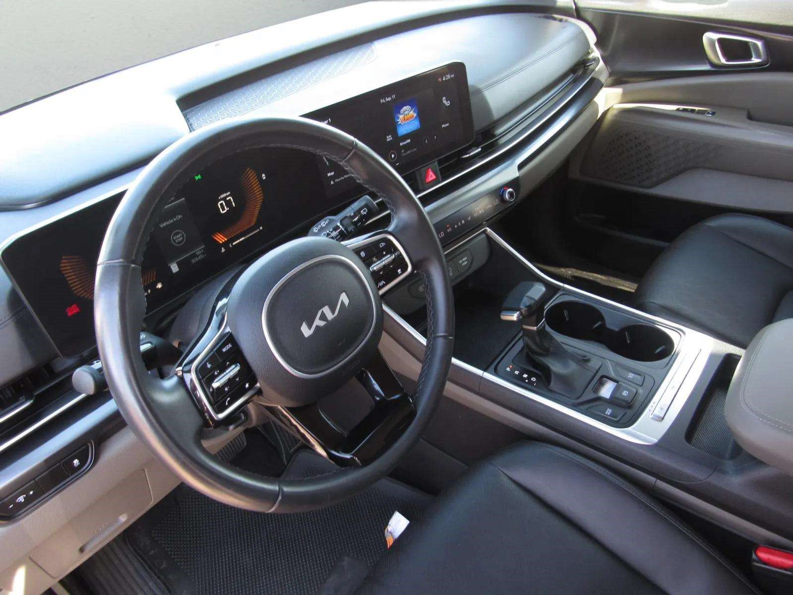 Used 2025 Kia Carnival FWD image 16
