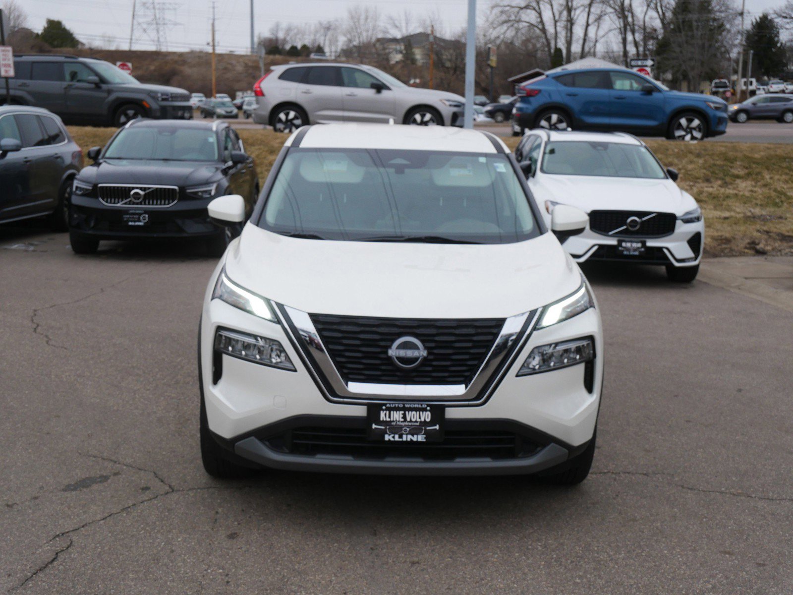Used 2023 Nissan Rogue SV image 2