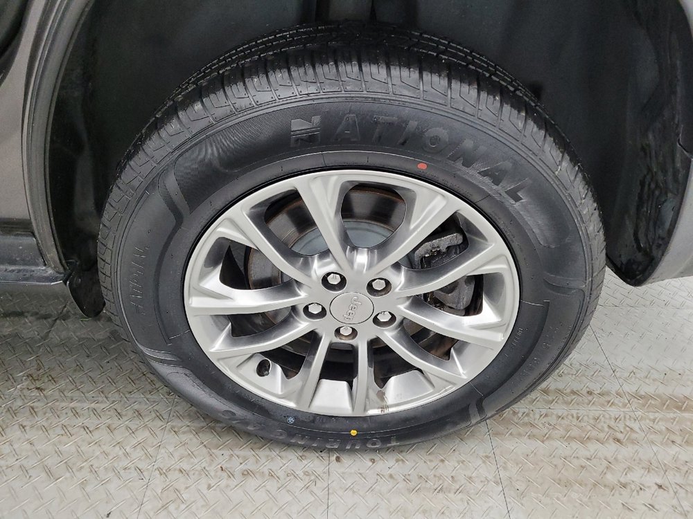 Used 2019 Jeep Cherokee Latitude Plus AWD/4WD image 31