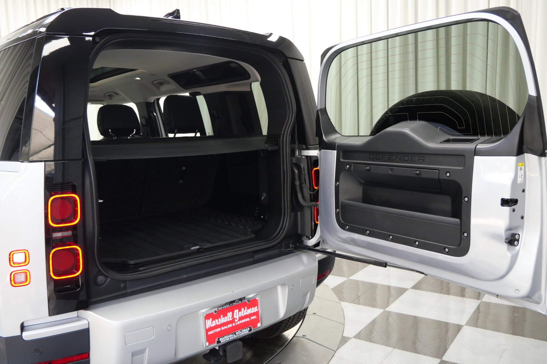 Used 2020 Land Rover Defender 110 First Edition image 40