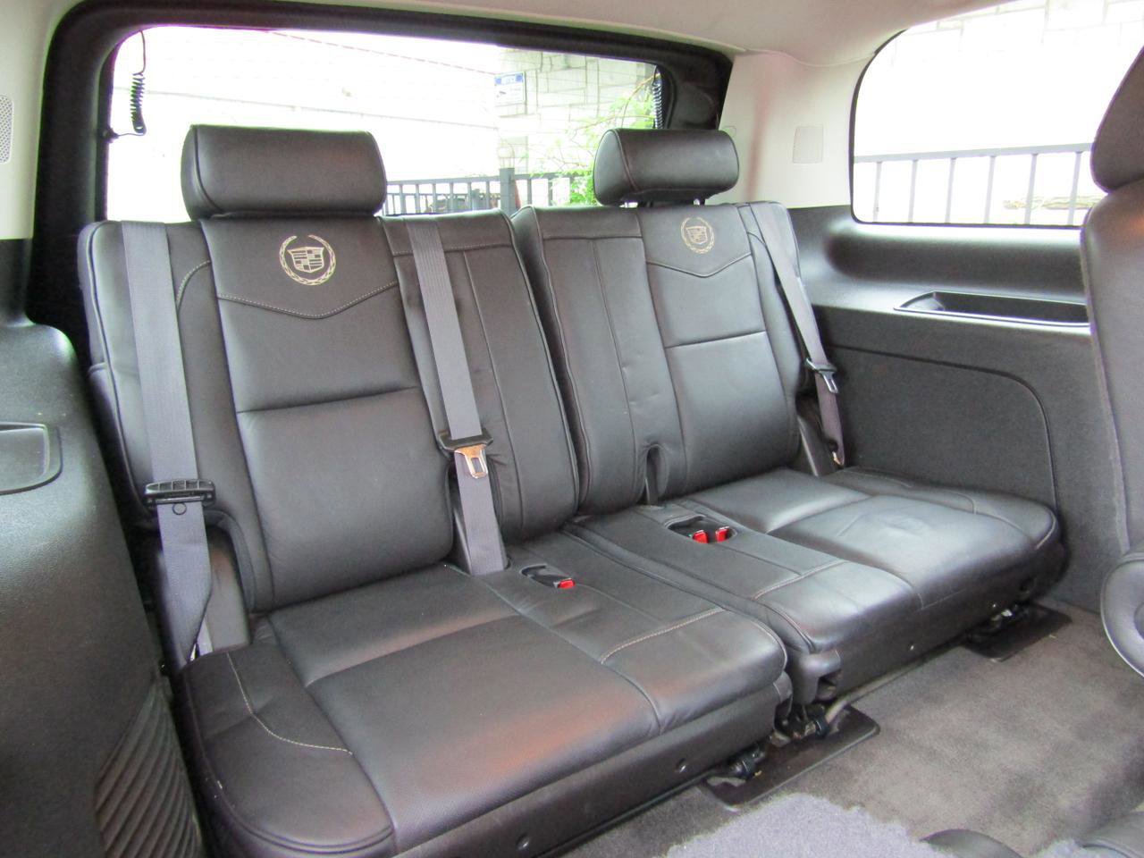Used 2013 Cadillac Escalade Platinum RWD image 16