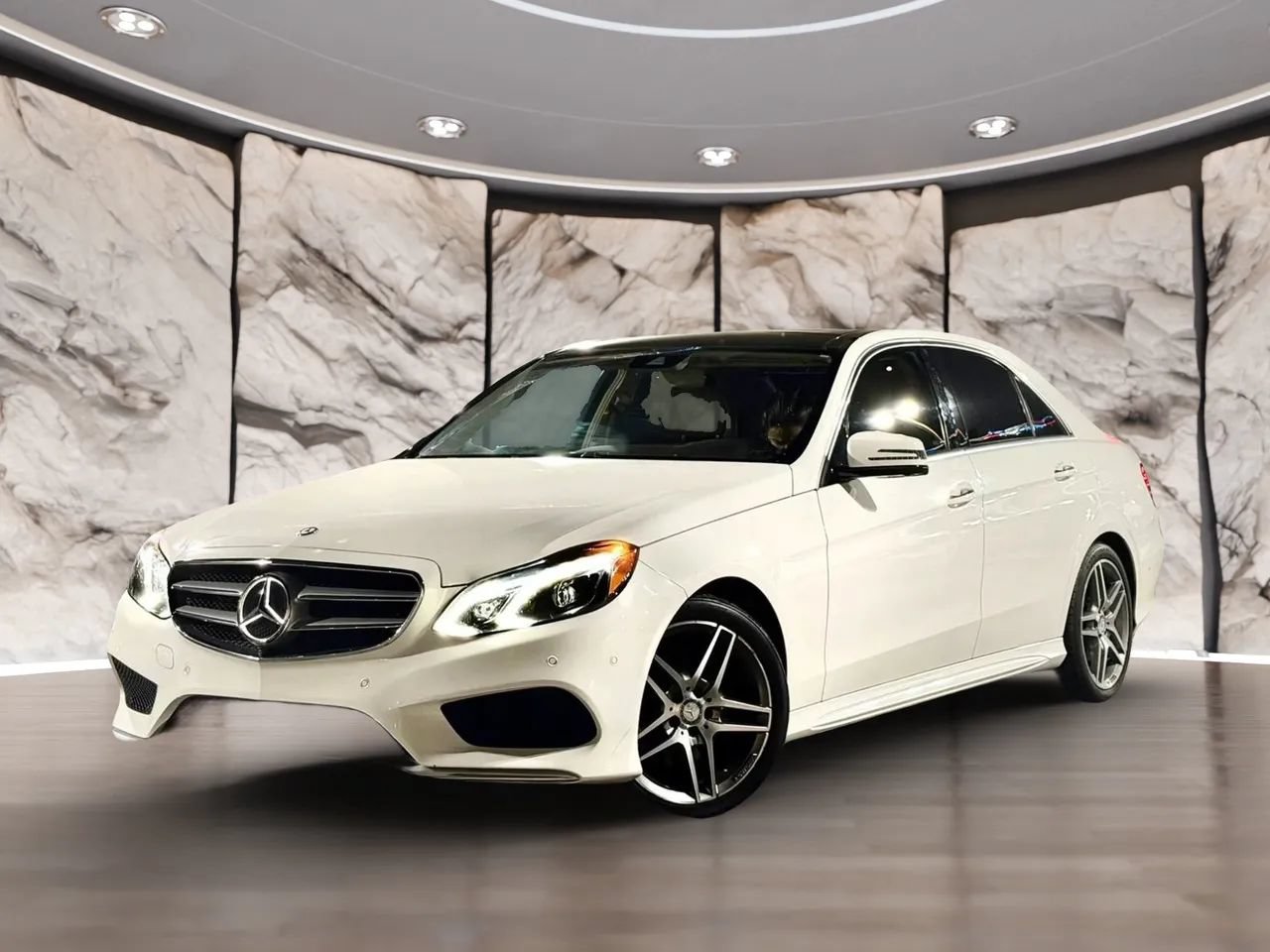 Used 2015 Mercedes-Benz E 400 Sedan w/ Lighting Package image 2