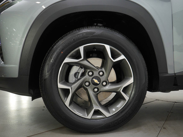 Used 2024 Chevrolet Trax LT w/ Sunroof Package image 29