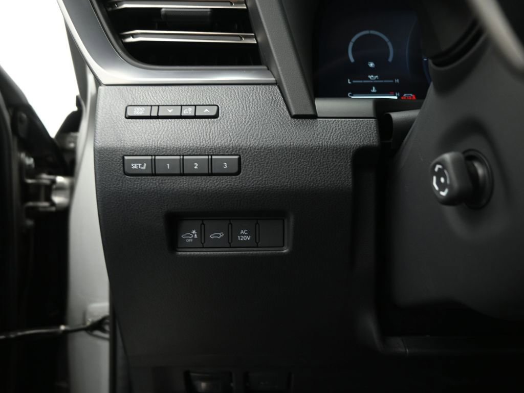 Used 2025 Lexus GX 550 w/ Accessory Package (2T) image 11