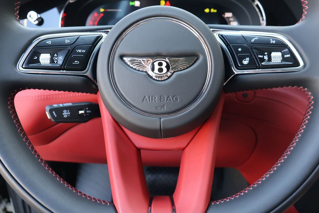 Used 2025 Bentley Bentayga image 21