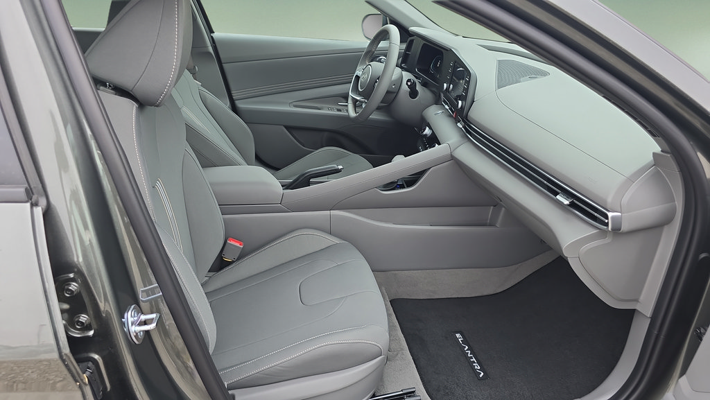 New 2026 Hyundai Elantra Sport FWD image 21