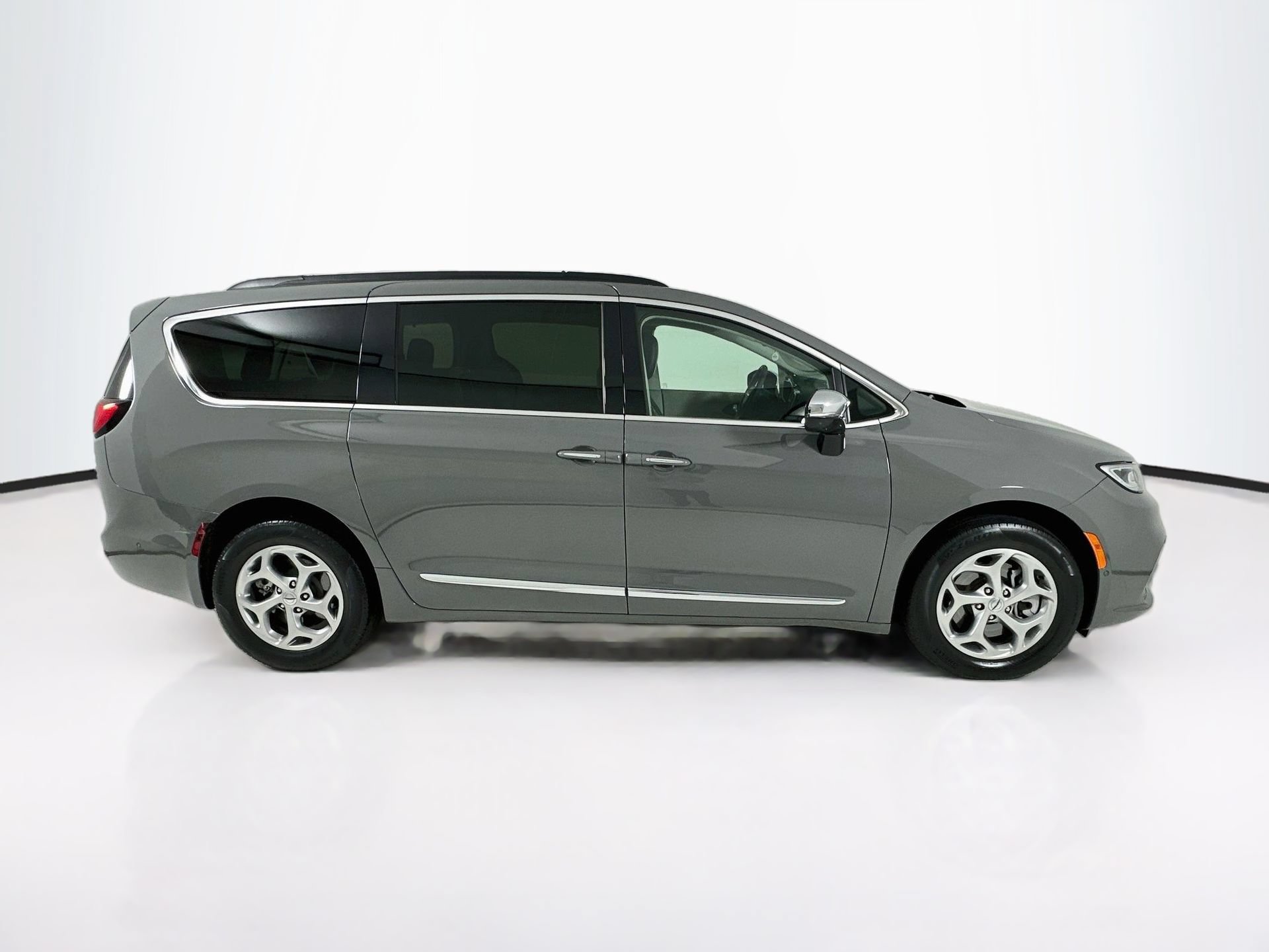 Used 2023 Chrysler Pacifica Limited w/ Uconnect Theater Family Group AWD/4WD image 9