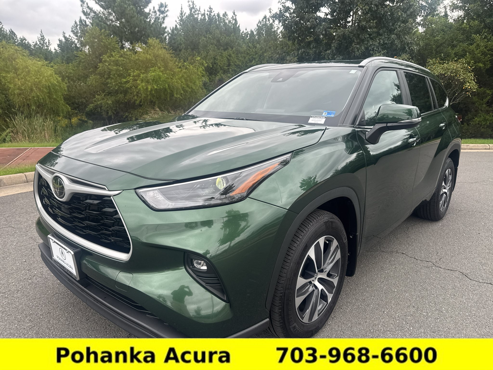 Used 2024 Toyota Highlander XLE AWD/4WD image 3