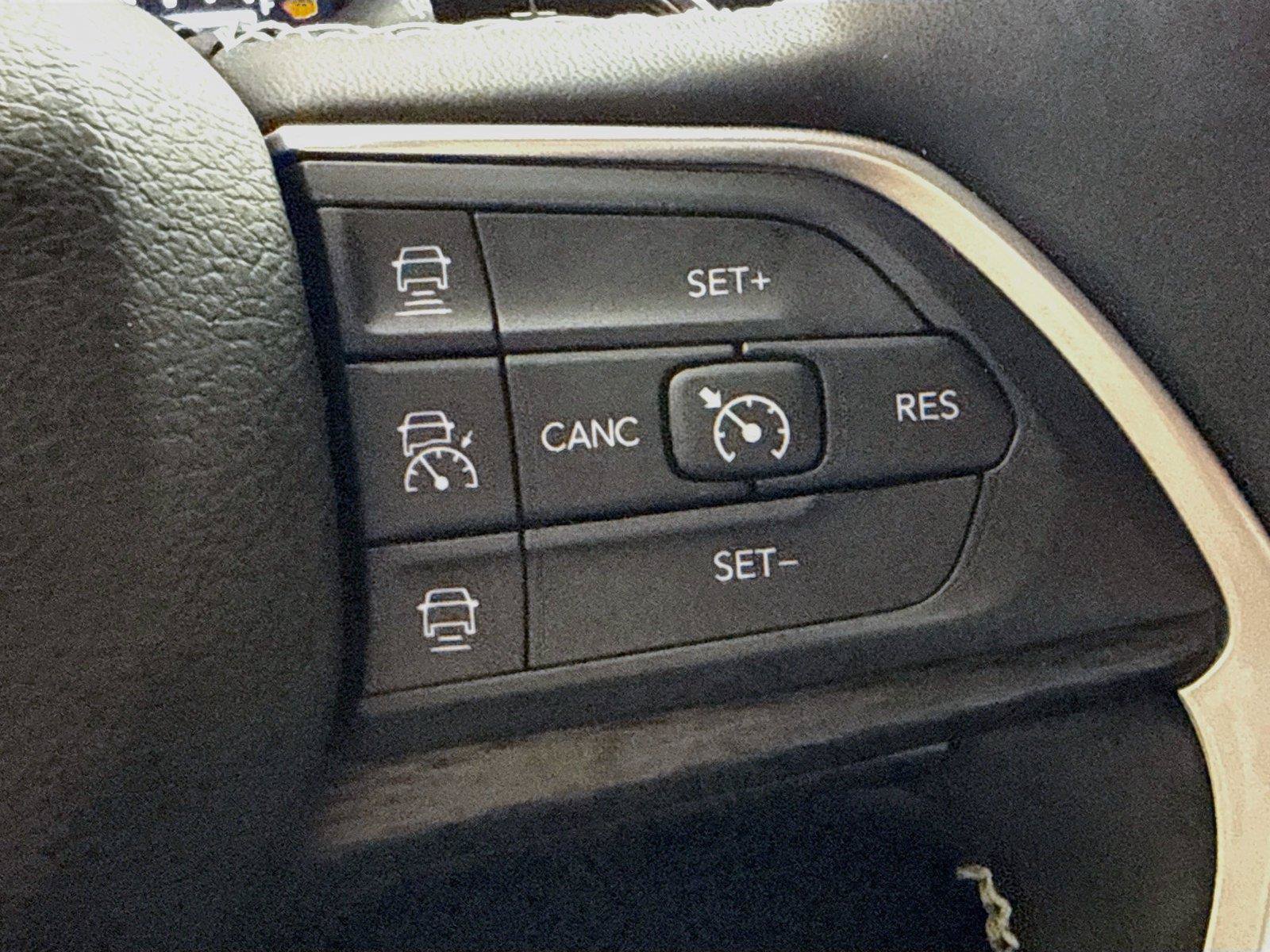 Used 2023 Jeep Grand Cherokee Altitude RWD image 15