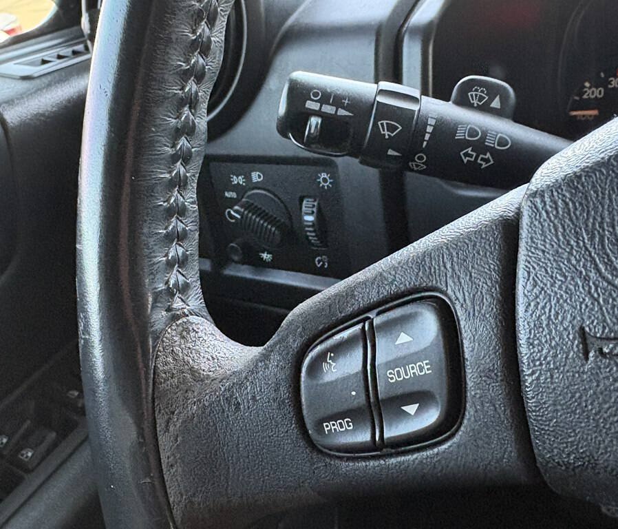 Used 2005 HUMMER H2 SUT w/ Preferred Equipment Group AWD/4WD image 21