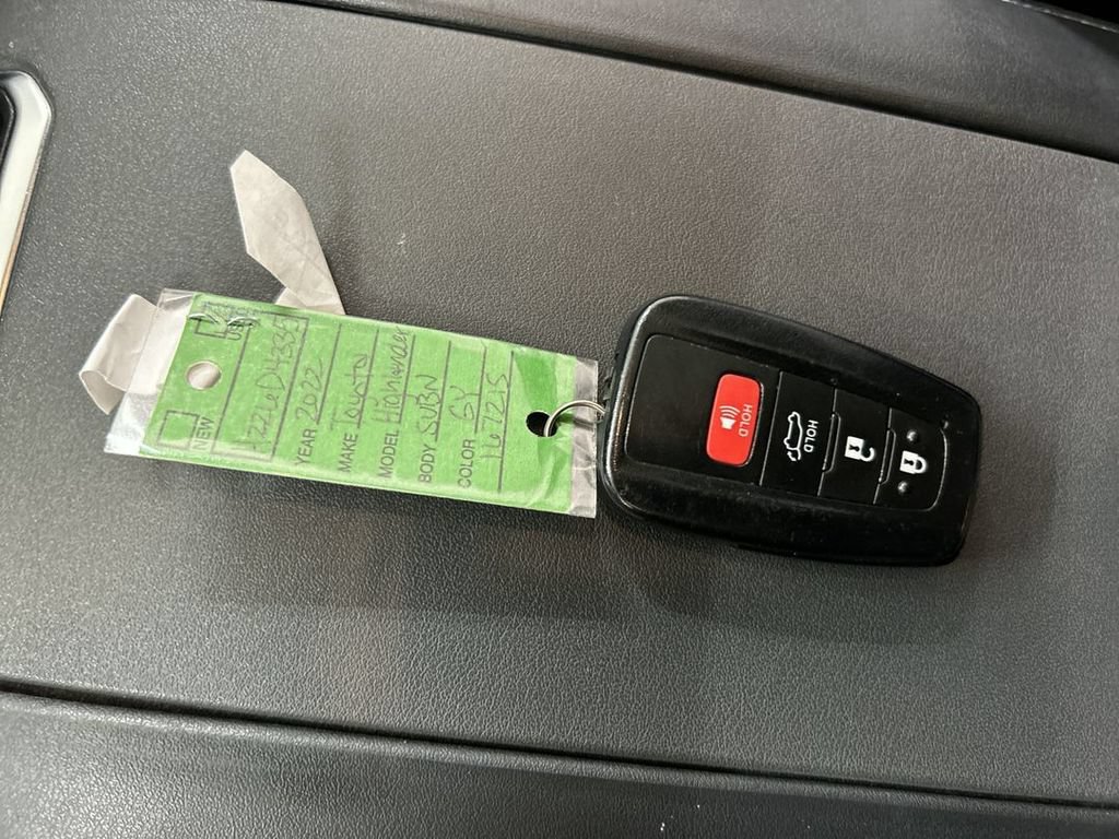 Used 2022 Toyota Highlander XLE AWD/4WD image 12