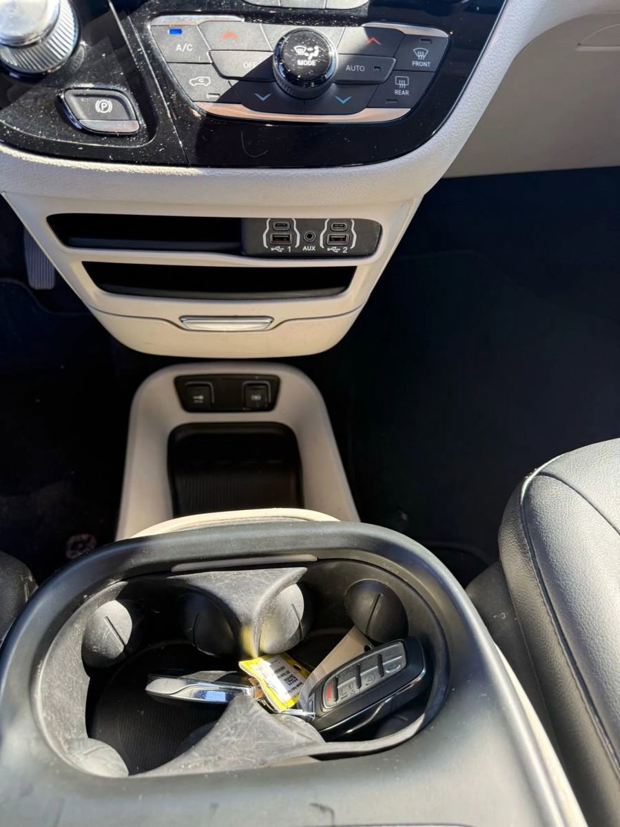 Used 2021 Chrysler Pacifica Touring-L image 16