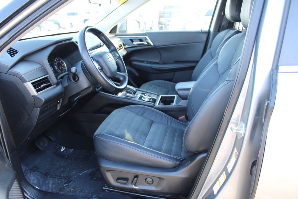 Used 2022 Mitsubishi Outlander SE image 16