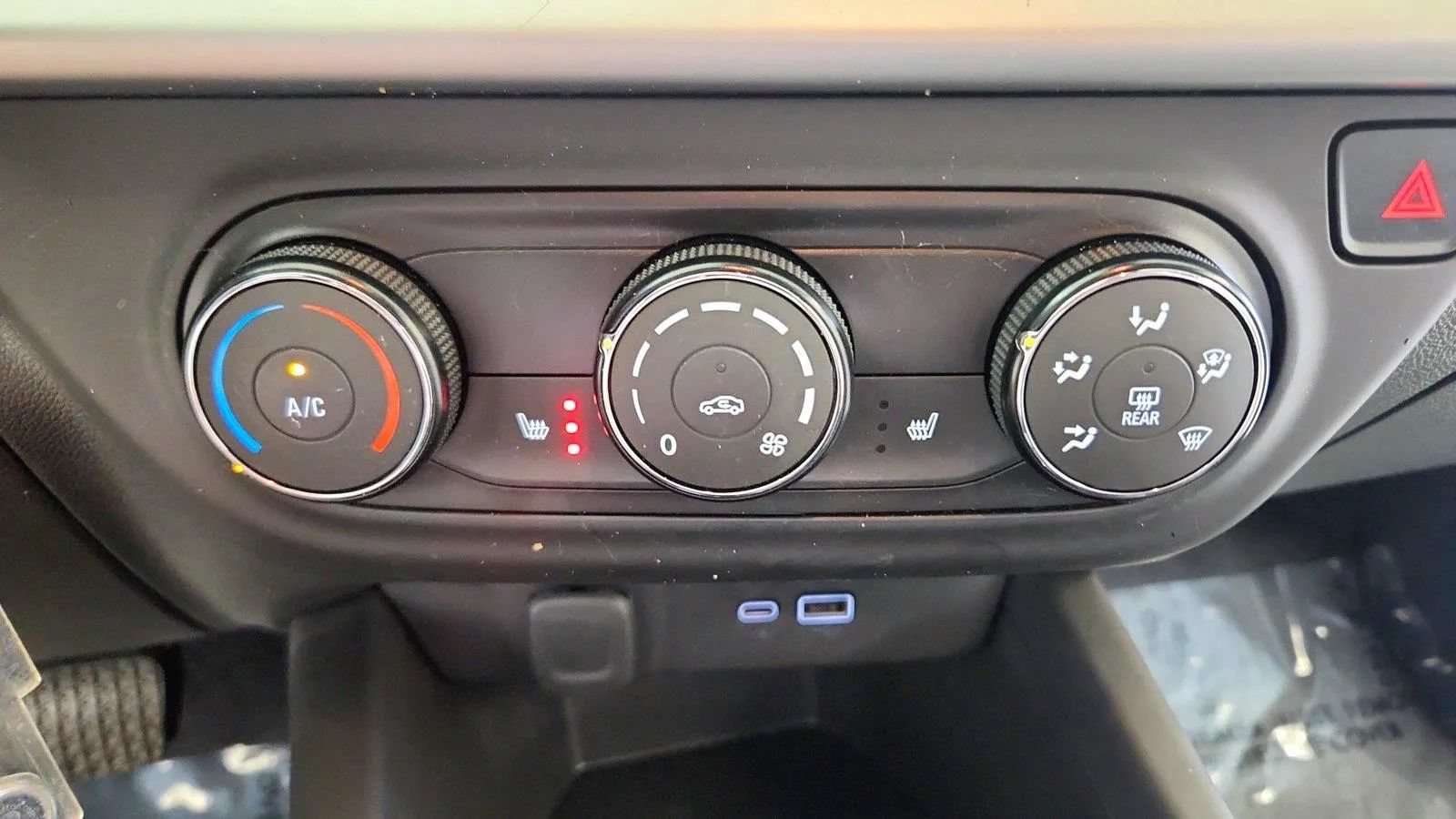 Used 2024 Chevrolet Trax RS w/ Sunroof Package FWD image 22
