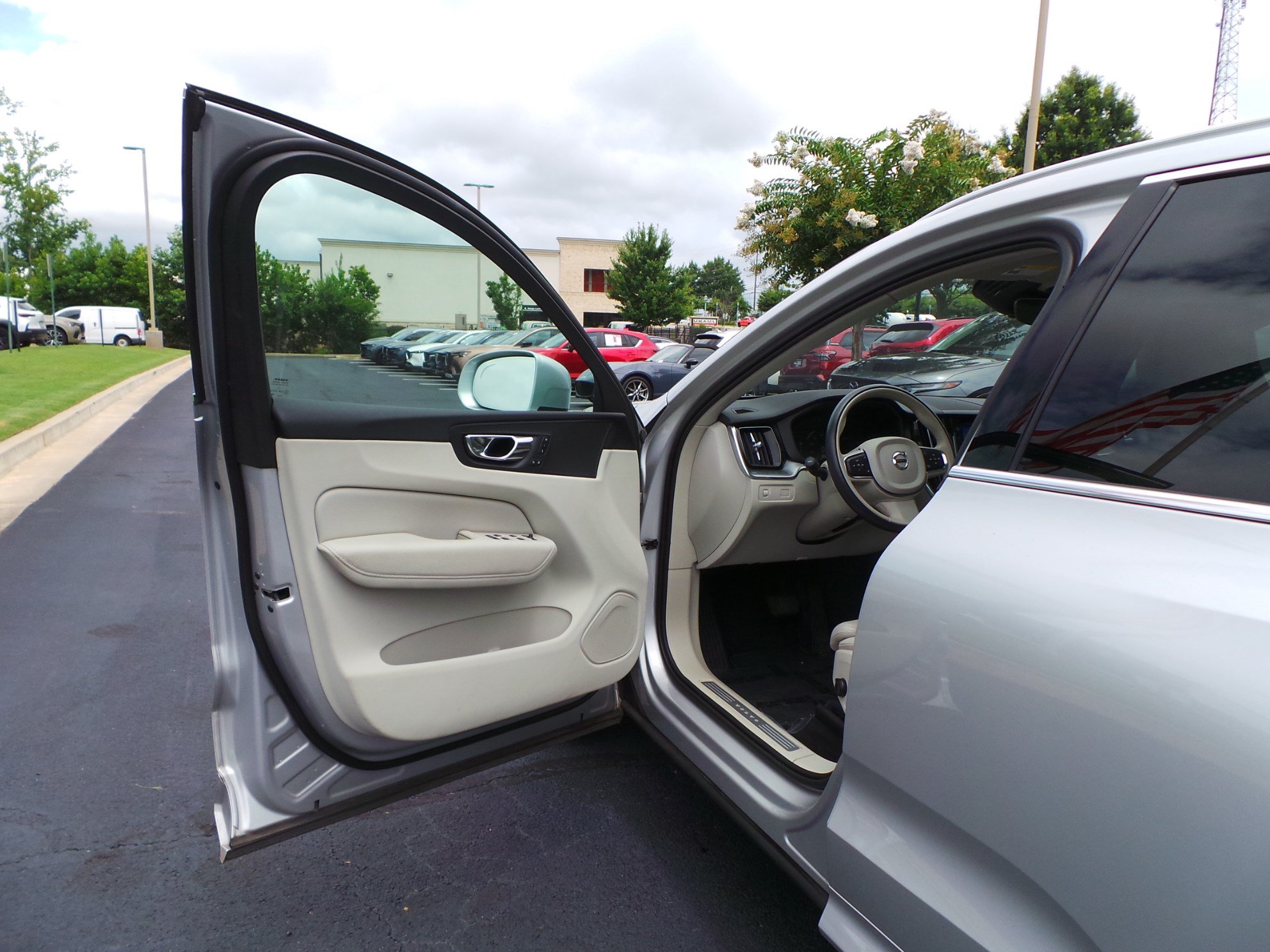 Used 2019 Volvo XC60 T5 Momentum w/ Premium Package AWD/4WD image 25
