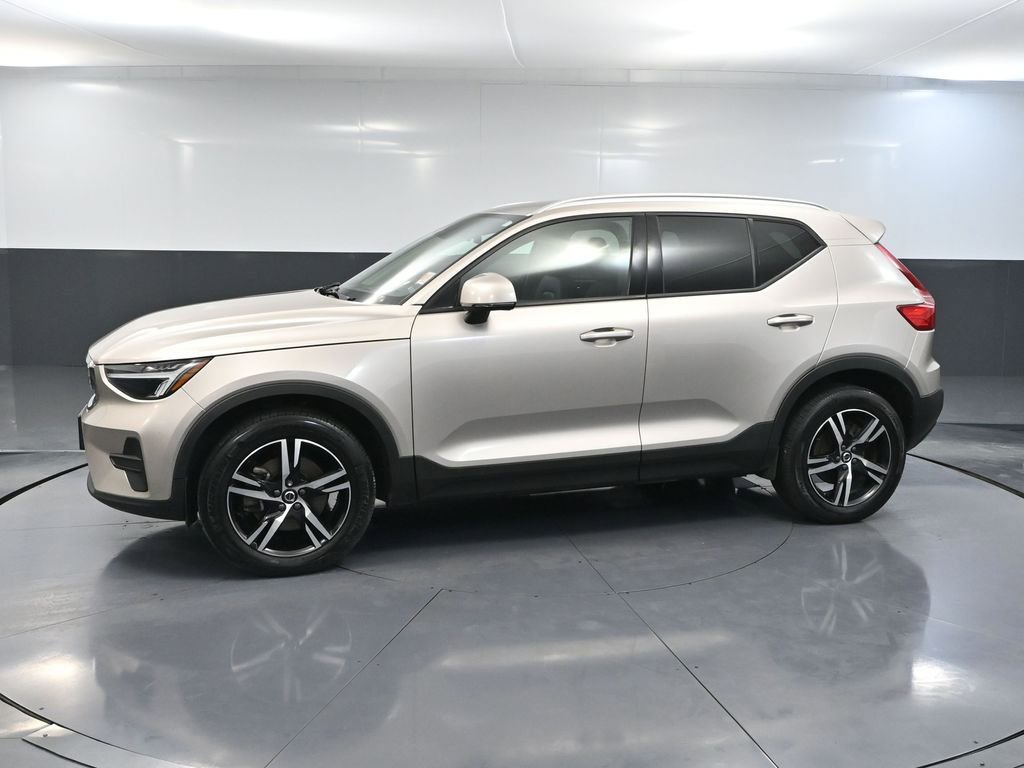 Used 2023 Volvo XC40 B5 Core image 11