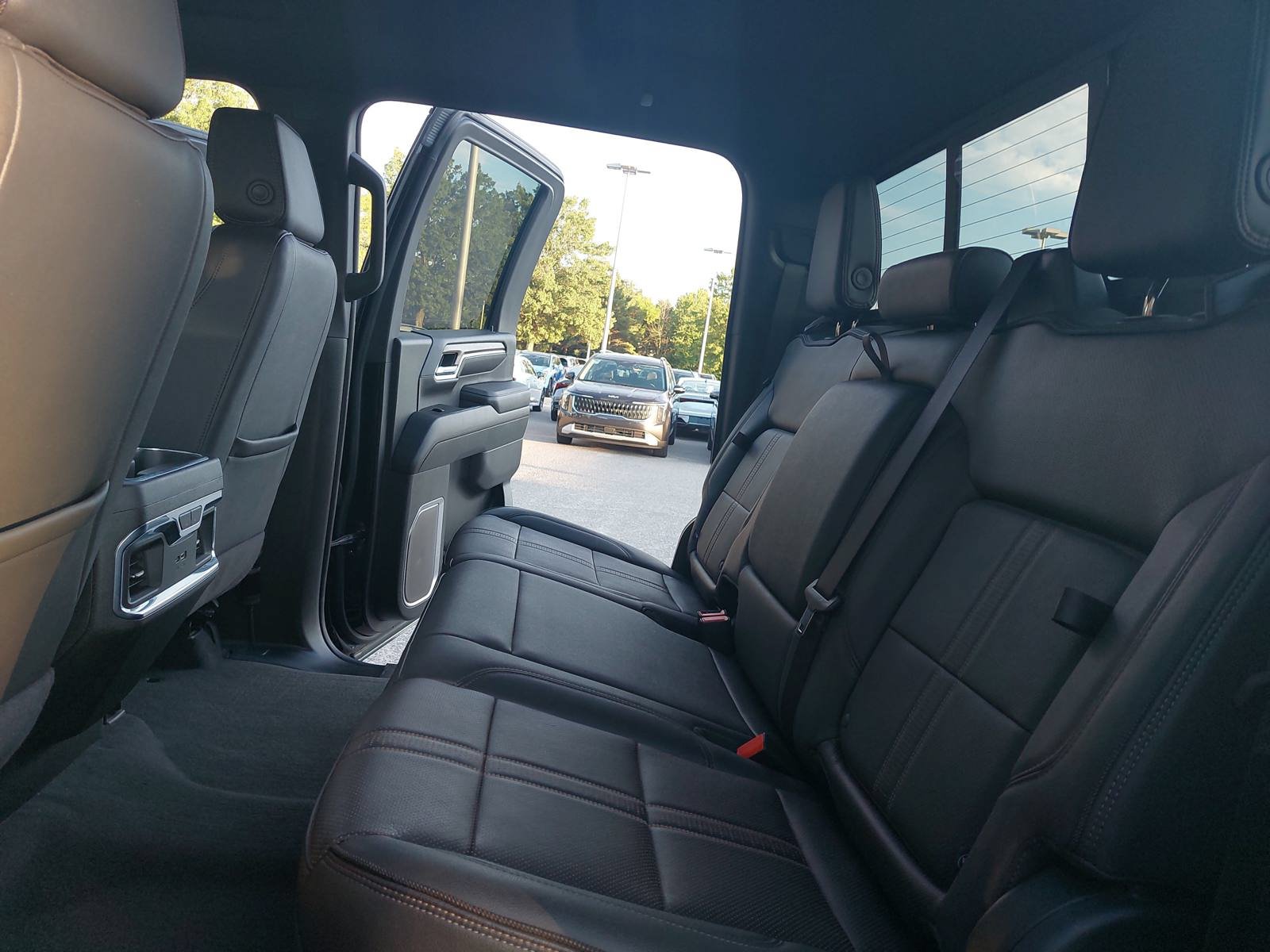 Used 2024 Chevrolet Silverado 2500 High Country w/ Technology Package AWD/4WD image 14