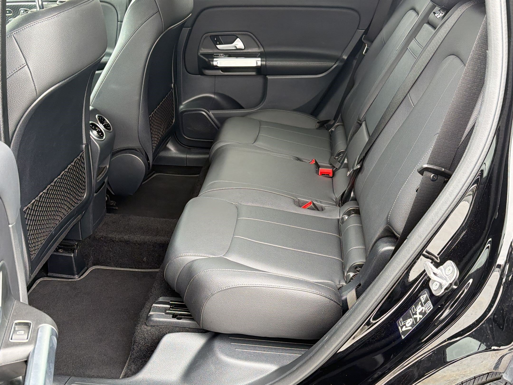 Used 2025 Mercedes-Benz GLB 250 4MATIC image 21