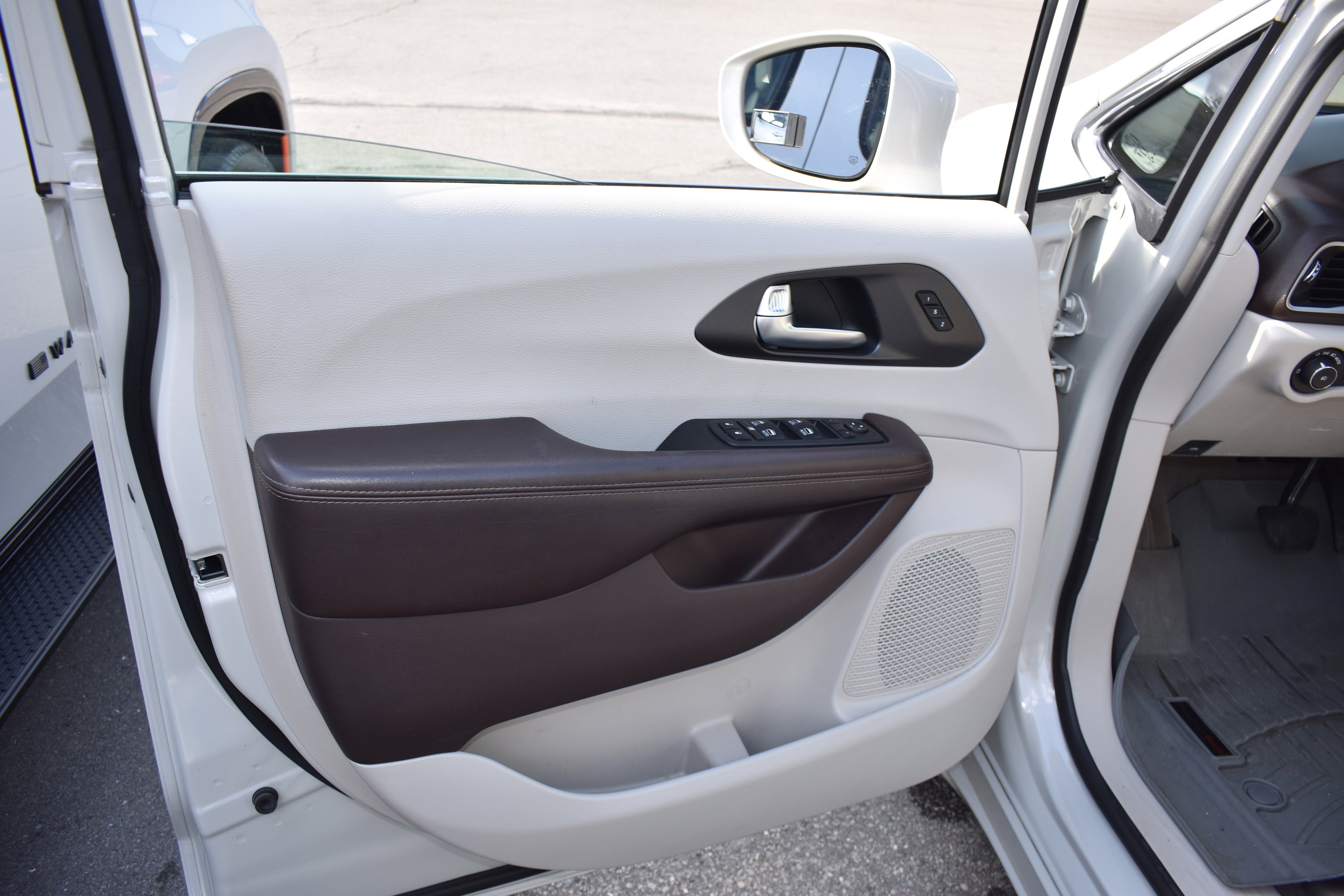 Used 2020 Chrysler Pacifica Touring-L Plus w/ Tire & Wheel Group image 26