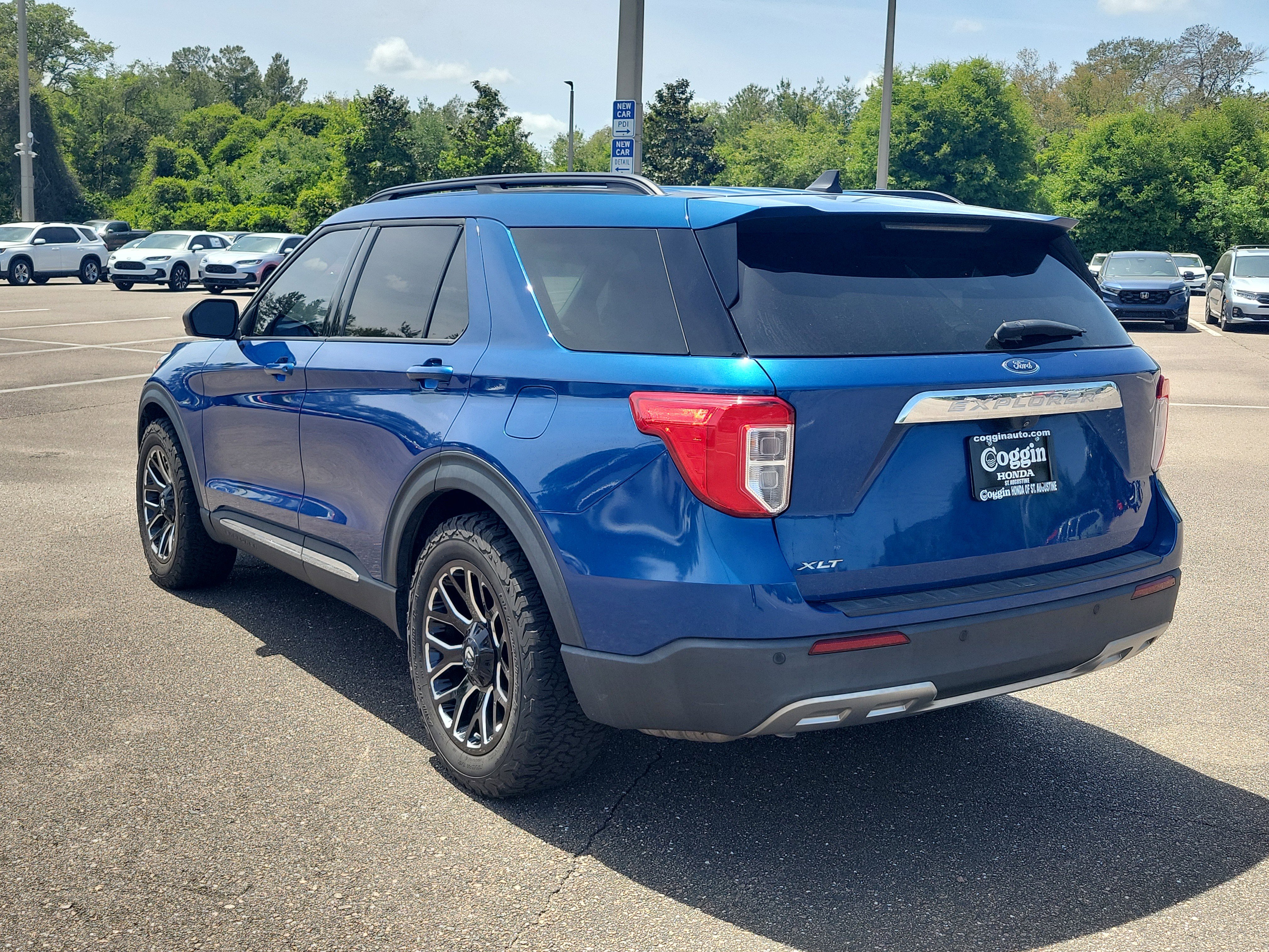 Used 2022 Ford Explorer XLT w/ Equipment Group 202A image 3