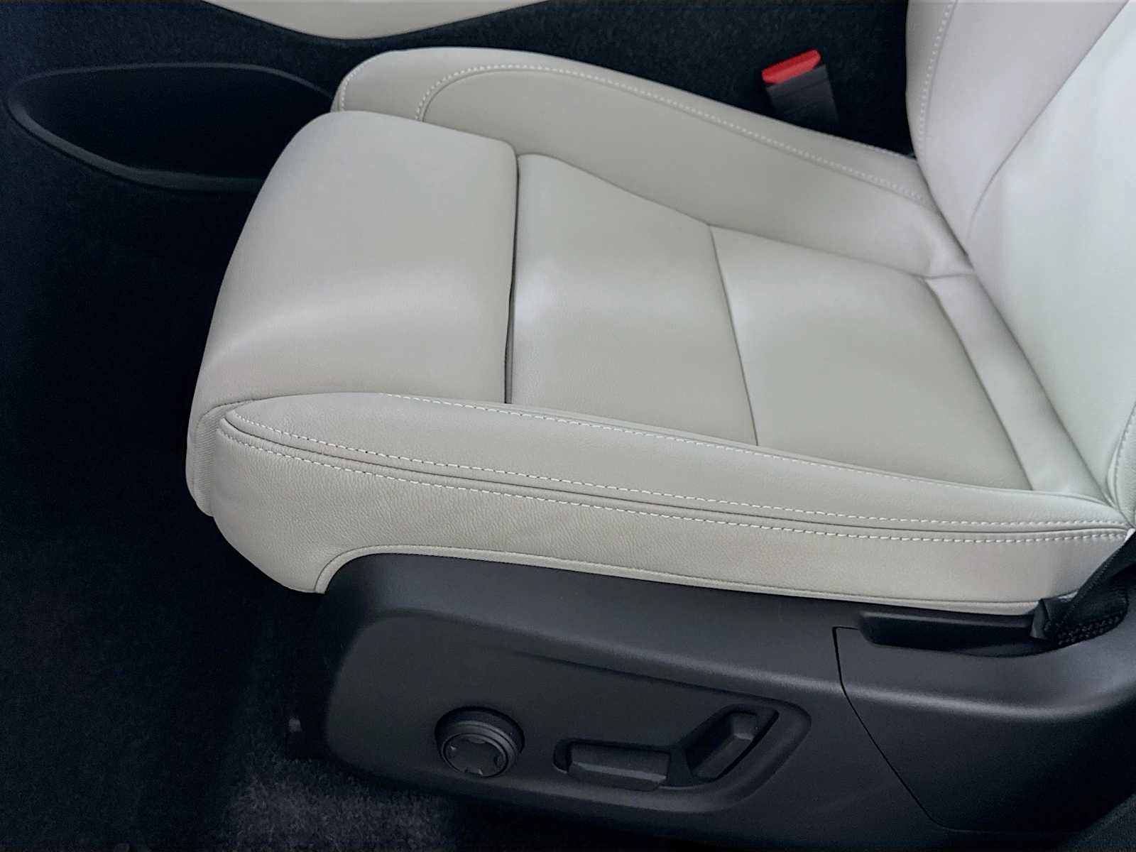 Used 2025 Volvo XC40 B5 Plus w/ Climate Package image 18