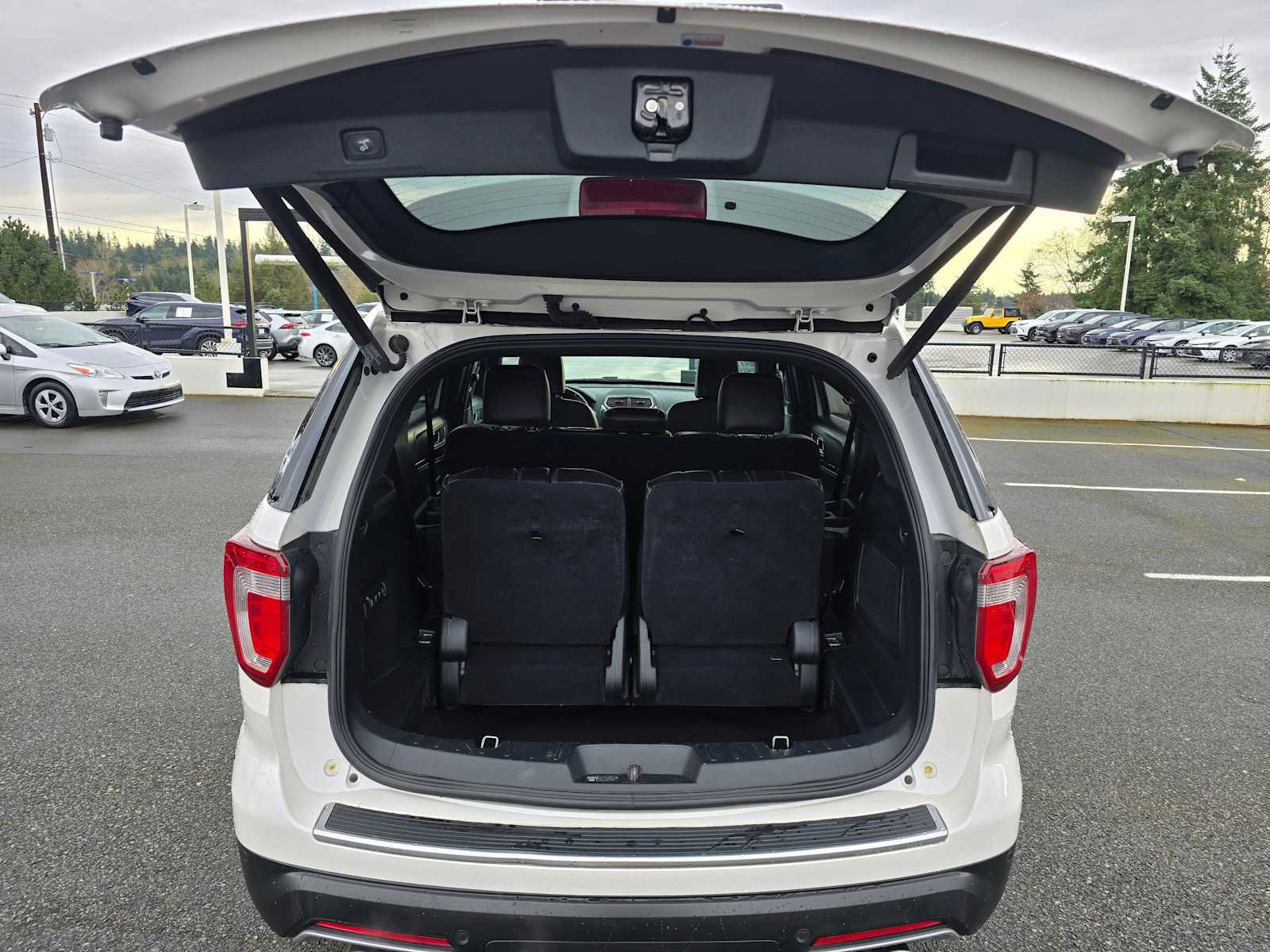 Used 2018 Ford Explorer Platinum image 14