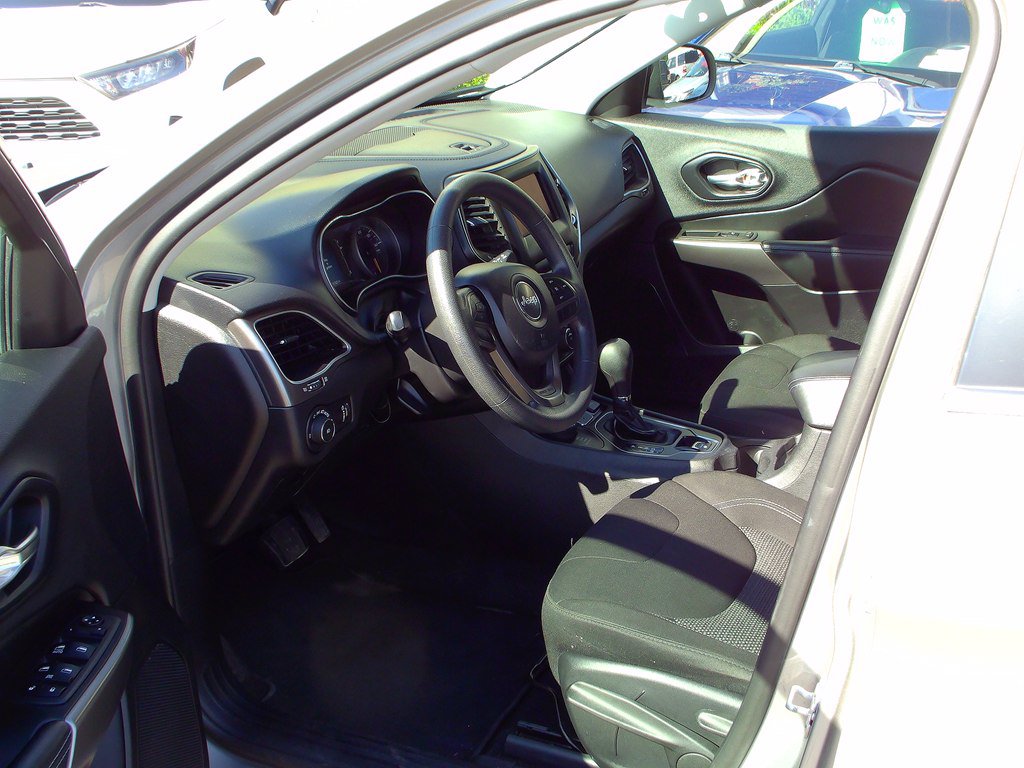 Used 2019 Jeep Cherokee Latitude w/ Popular Appearance Group AWD/4WD image 6